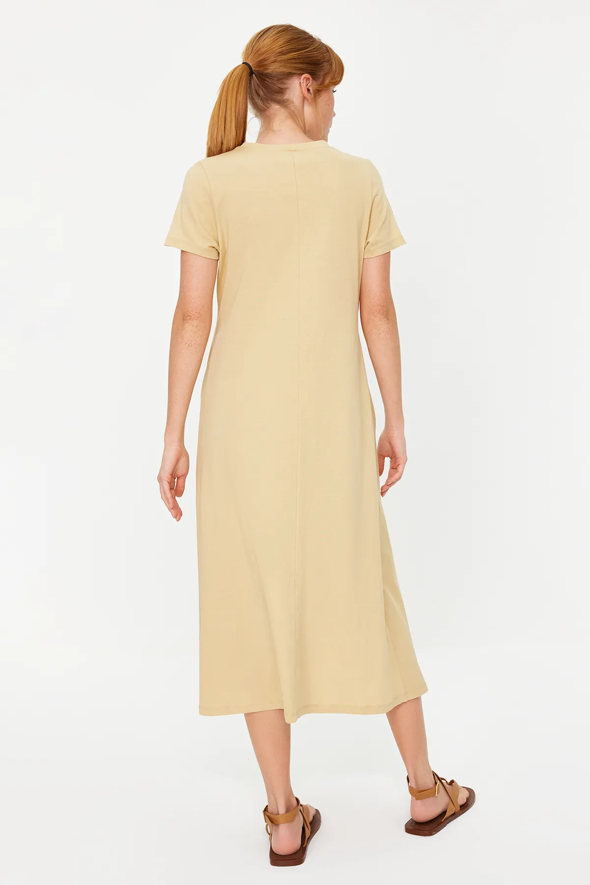 Trendyol Collection  Beiges A-Linien-Midikleid aus Strick mit Rundhalsausschnitt und Taschen TWOSS24EL00169