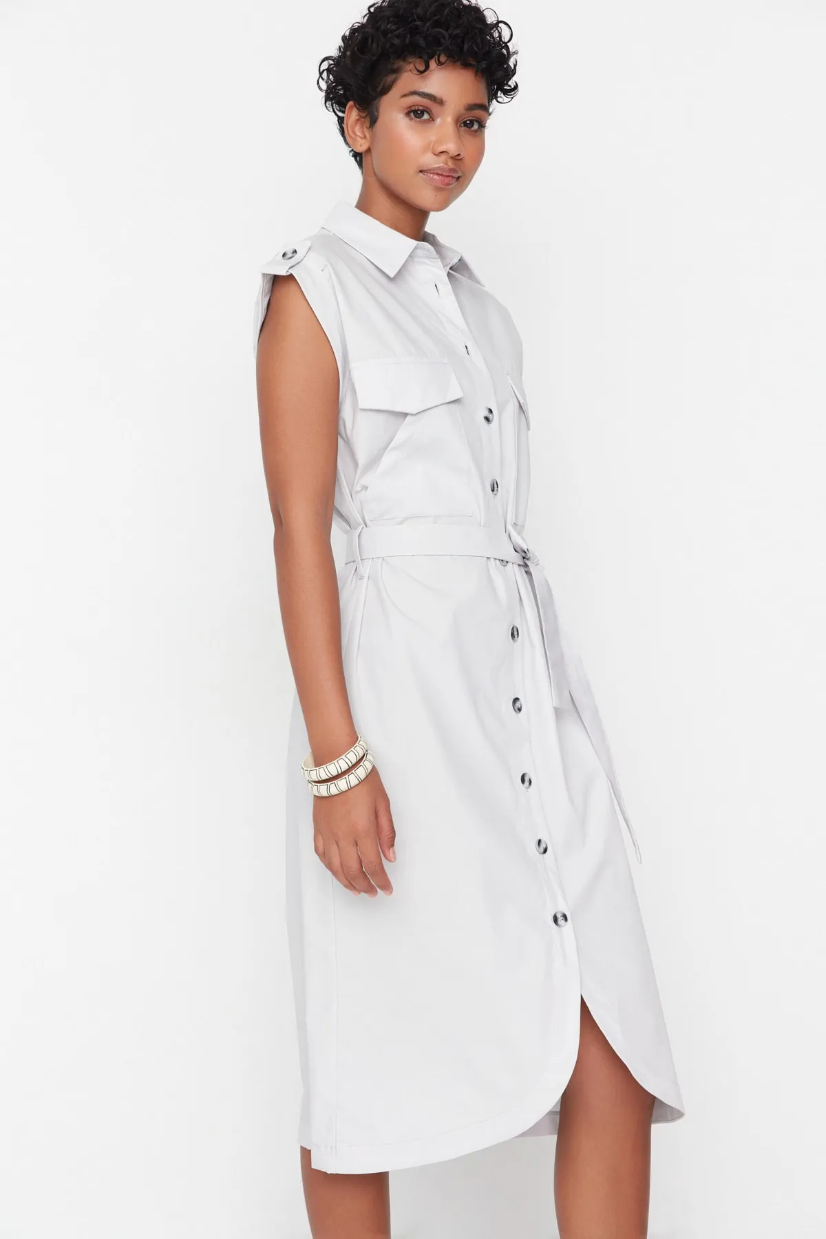 Trendyol Collection  Ecrufarbenes, gewebtes Midi-Hemdkleid mit Gürtel TWOAW23EL00339