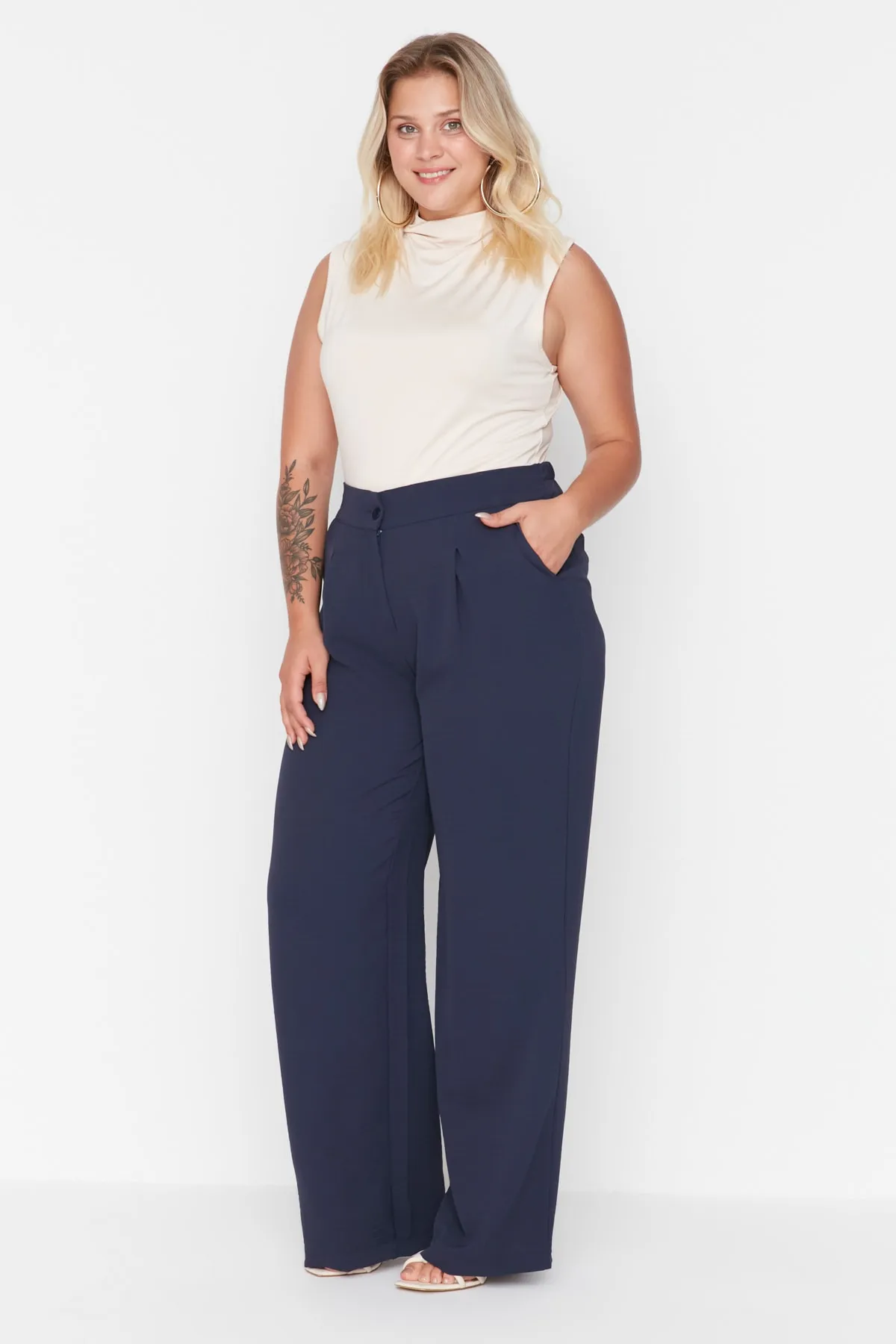Trendyol Curve  Marineblaue plissierte Webhose mit hoher Taille TBBSS22PL0448