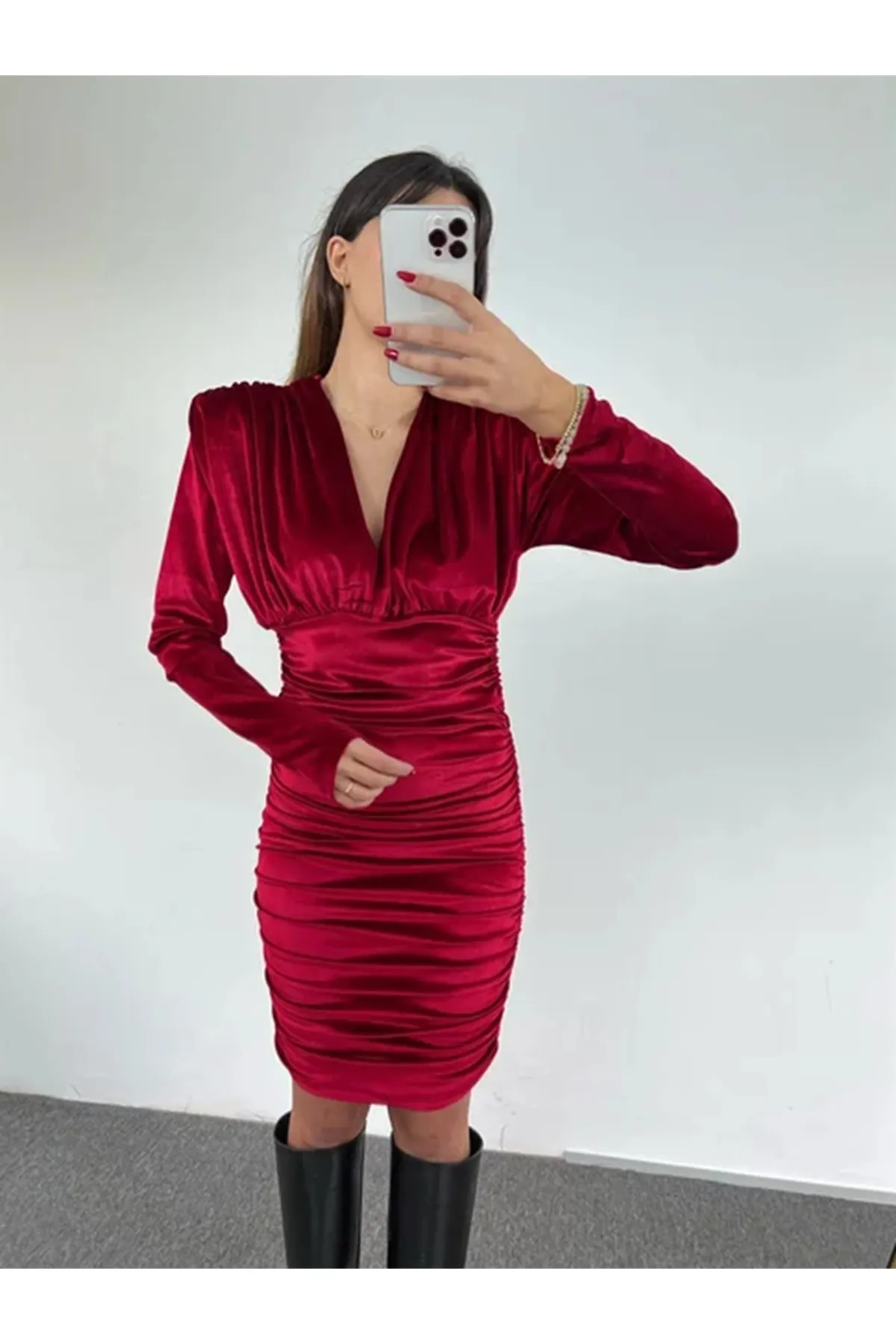 Laluvia  Weinrotes, elegantes Samtkleid mit gepolsterten Schultern, V-Ausschnitt, gerafften Seiten und verstellbarer Länge