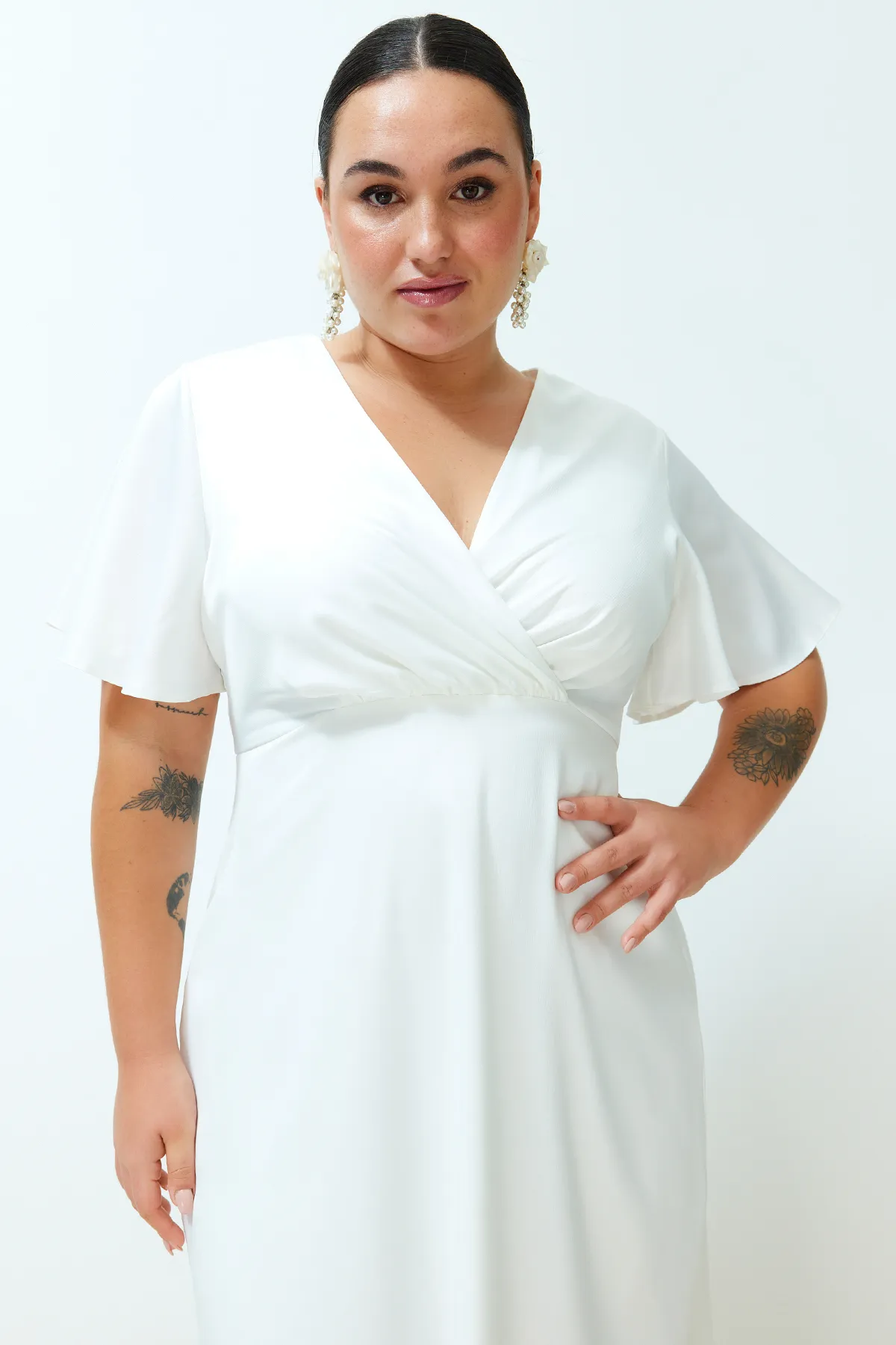Trendyol Curve  Zweireihiges, gewebtes Brautkleid aus weißem Satin TBBSS24AH00106