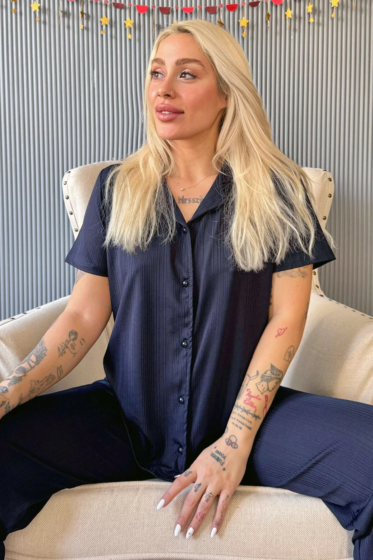 Pijamaevi  Marineblaues gestricktes Damen-Pyjama-Set mit kurzen Ärmeln und Knöpfen vorne