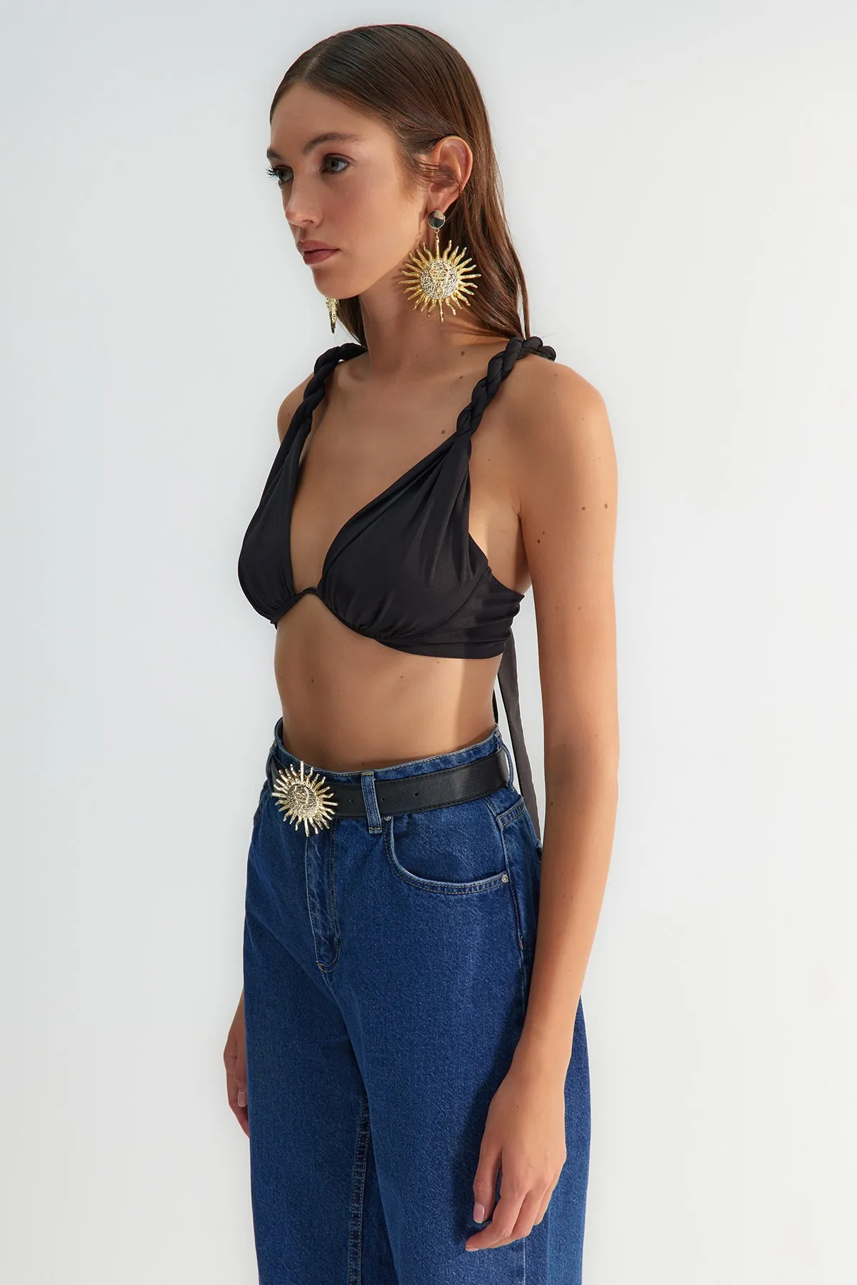 Trendyol Collection  X Zeynep Tosun Schwarzes Bügel-Bustier mit detailliertem Bügel TCLSS23BS00009
