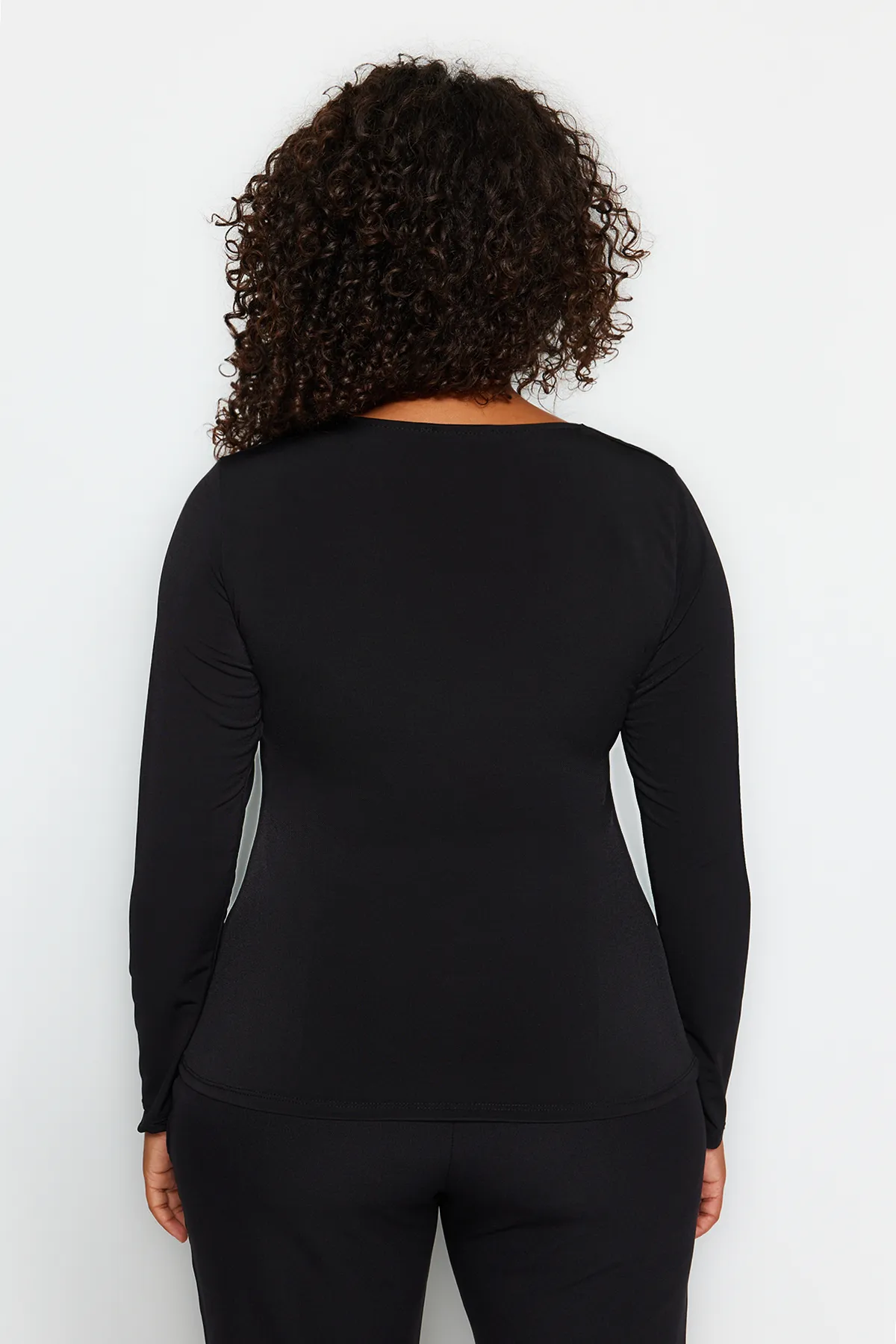 Trendyol Curve  Schwarze Sandy-Strickbluse mit V-Ausschnitt TBBAW24AF00030