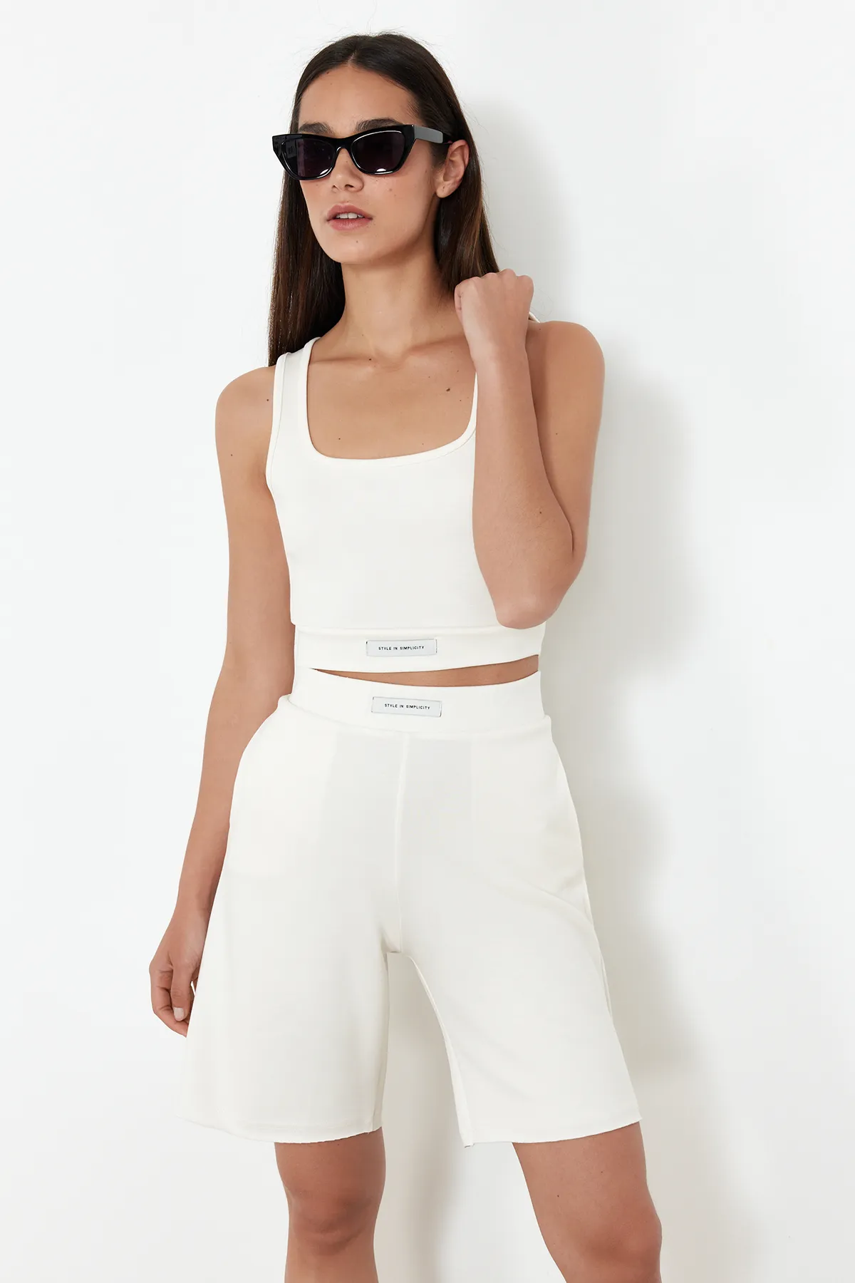 Trendyol Collection  Set aus Oberteil und Unterteil aus Strick mit weichem, strukturiertem Ecru-Label und Detail TWOSS24AU00127