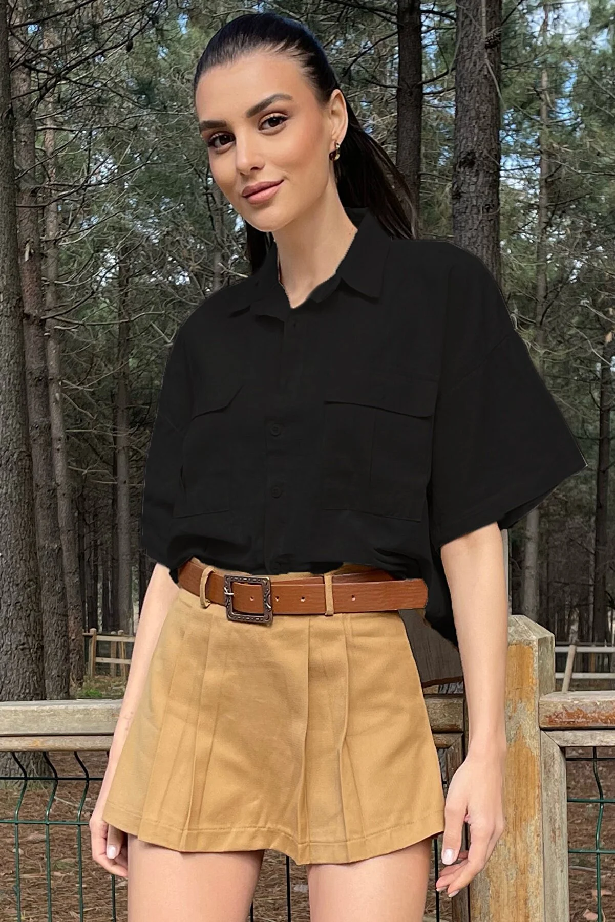 Trend Alaçatı Stili  Schwarzes Damen-Leinenhemd mit halblangen Ärmeln und zwei Taschen ALC-X9991