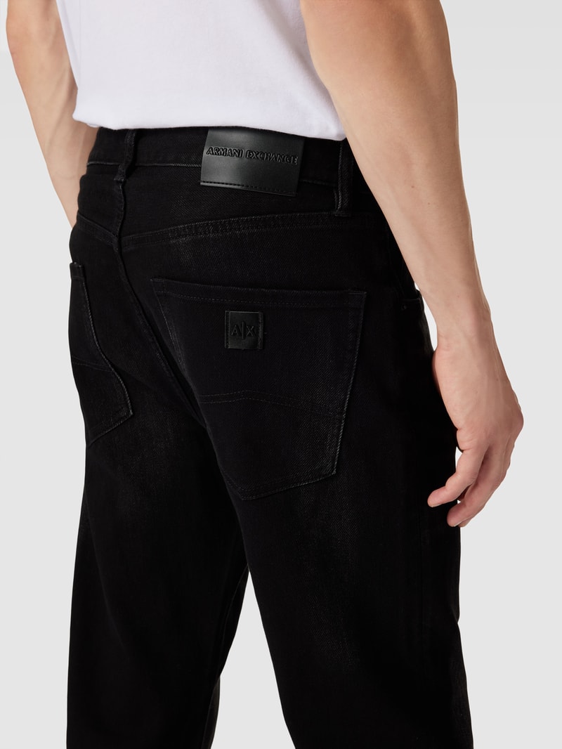 Jeans mit Label-Patch in schwarz