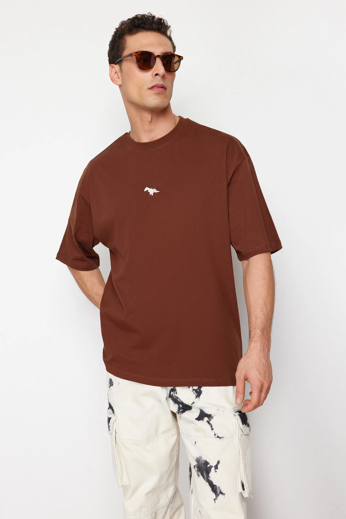 Trendyol Collection  Braunes, übergroßes/weit geschnittenes, mit Dinosauriern besticktes T-Shirt aus 100 % Baumwolle TMNSS23TS00243 TMNSS23TS00243