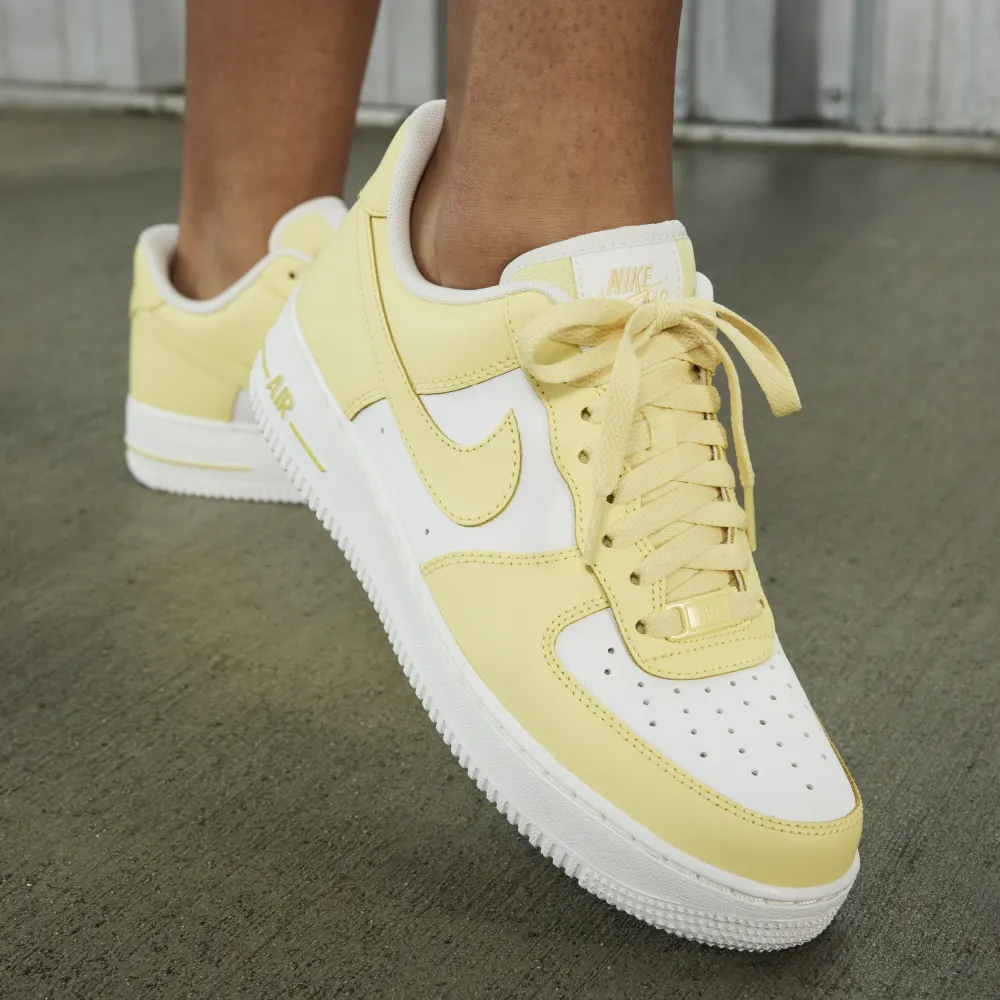 Nike Wmns Air Force 1 07 HF0119-700 / gelb