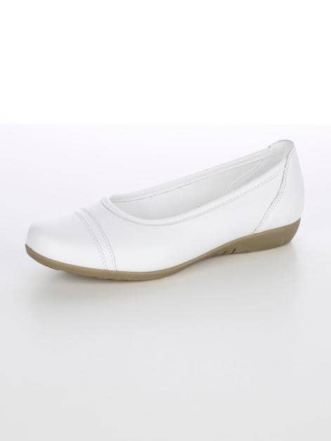 Ballerina mit zierenden Nähten