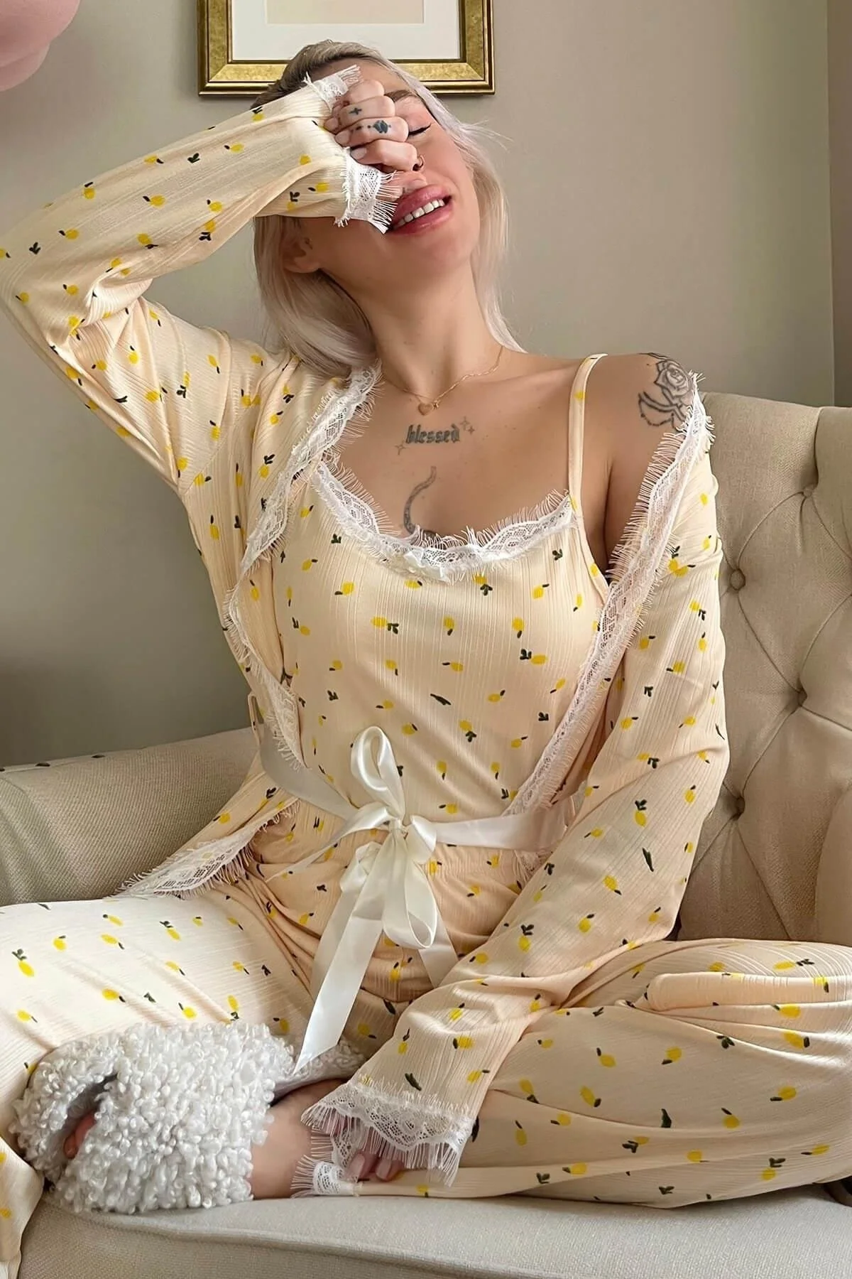 Pijamaevi  Pegasus-Pyjama-Set mit gelbem, zitronengemustertem Morgenmantel