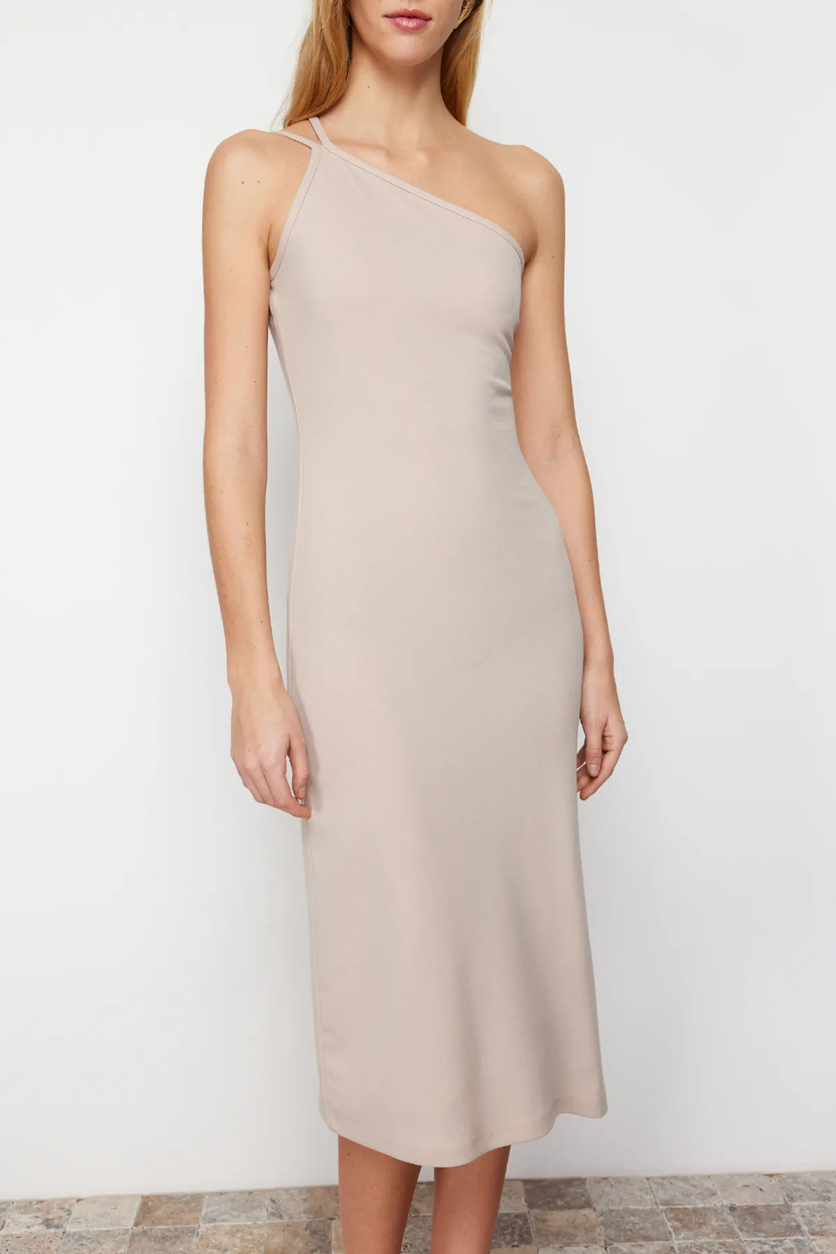 Trendyol Collection  Tailliertes Midi-Strickkleid aus Krepp mit steinernen Trägern TWOSS23EL02303