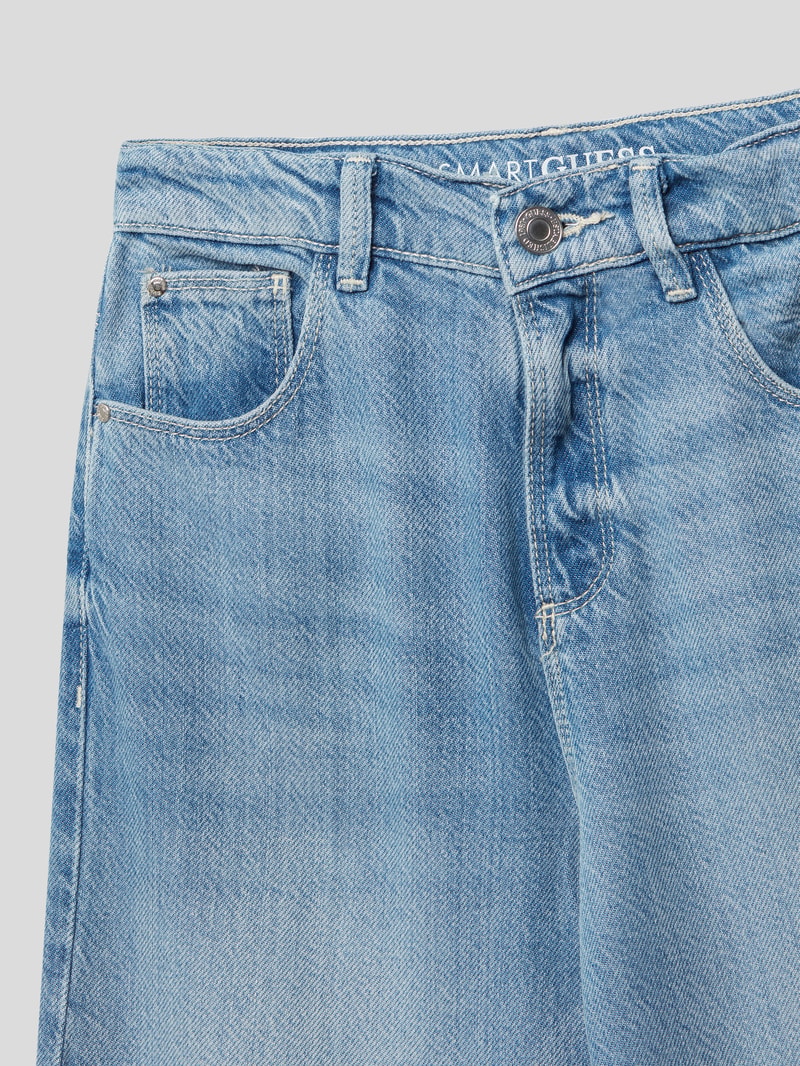 Jeans mit Label-Applikation in jeans