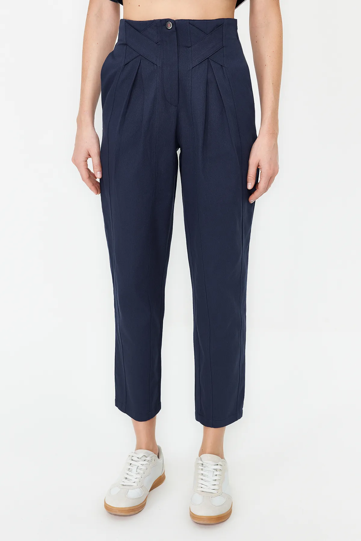 Trendyol Collection  Marineblaue, gewebte Hose aus Baumwolle mit Karottenmuster und detaillierten Streifen TWOAW22PL0342