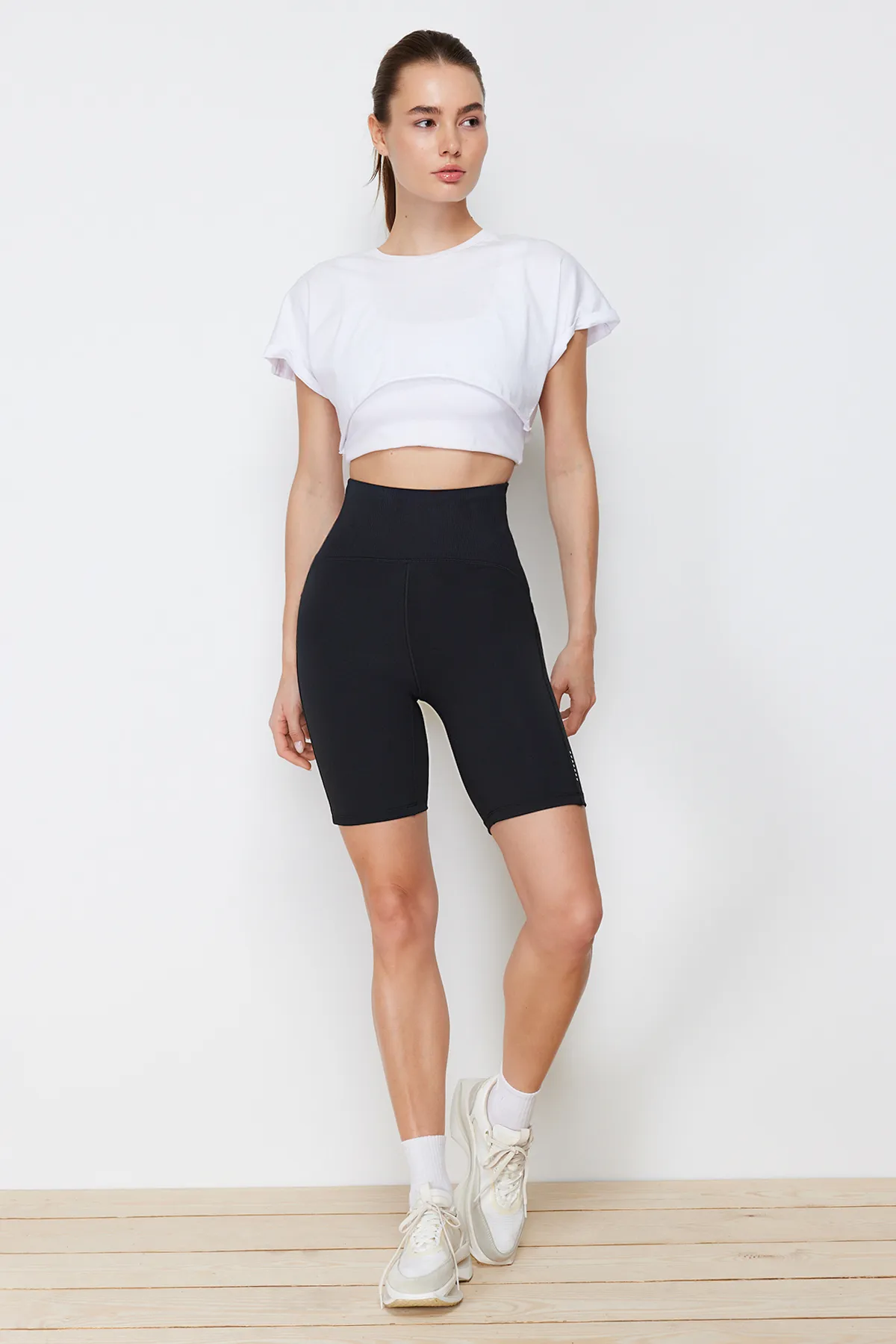 Trendyol Collection  Schwarze matte Recovery-Stoff Reflektor gedruckt gestrickte Sport Biker/Radfahrer/kurze Leggings THMSS24TY00006
