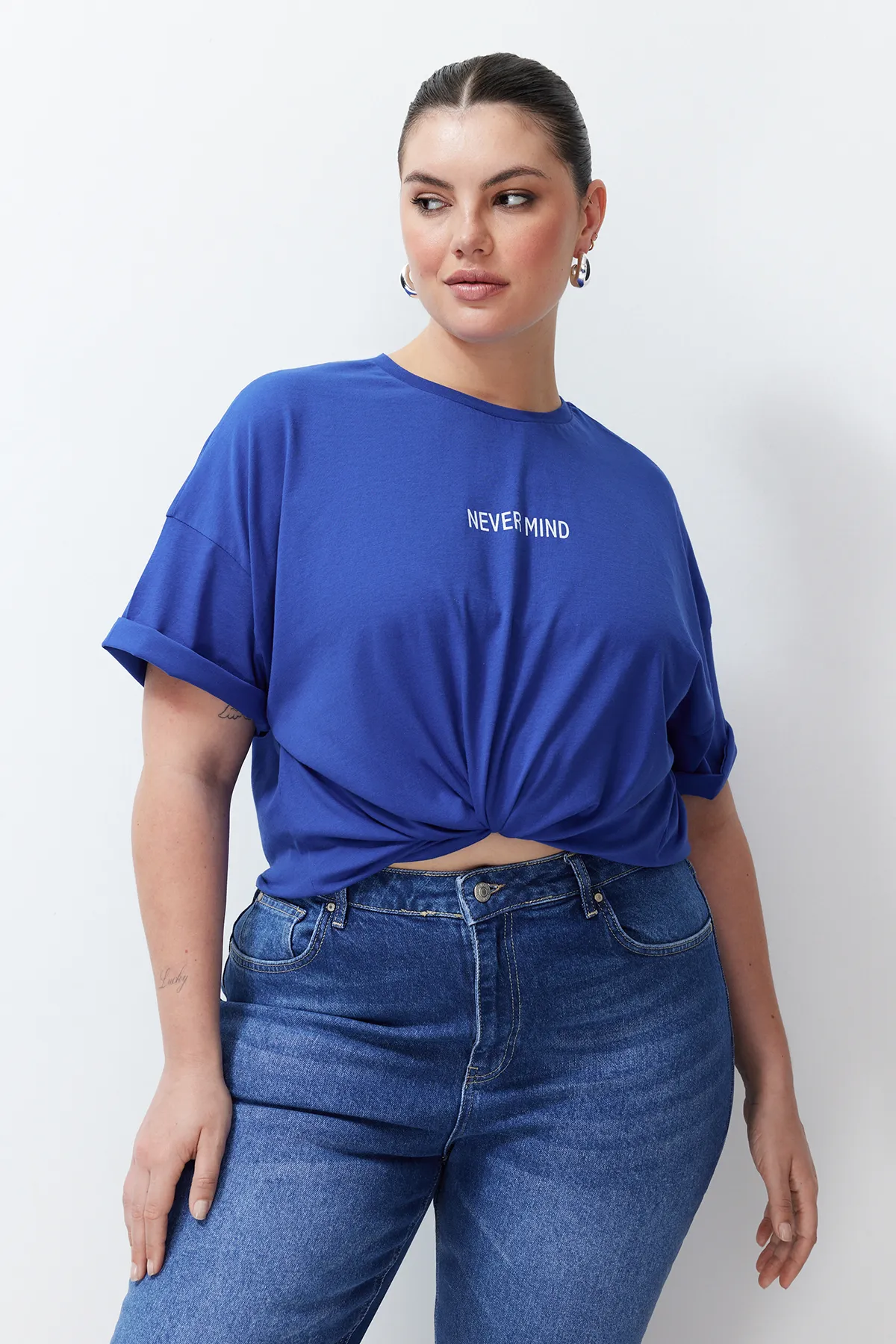 Trendyol Curve  Übergroßes Strick-T-Shirt mit Saks-Slogan-Print TBBSS24BF00018