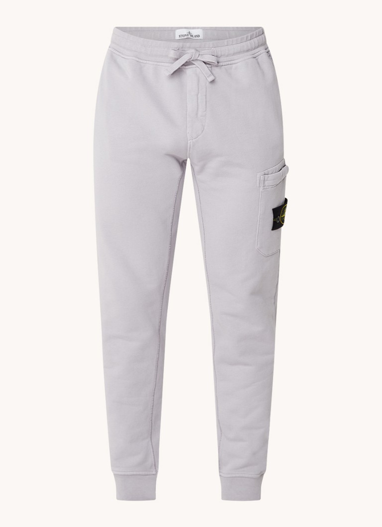 Pantaloni scurți sport Stone Island 64551, mulați, cu buzunare laterale și logo.