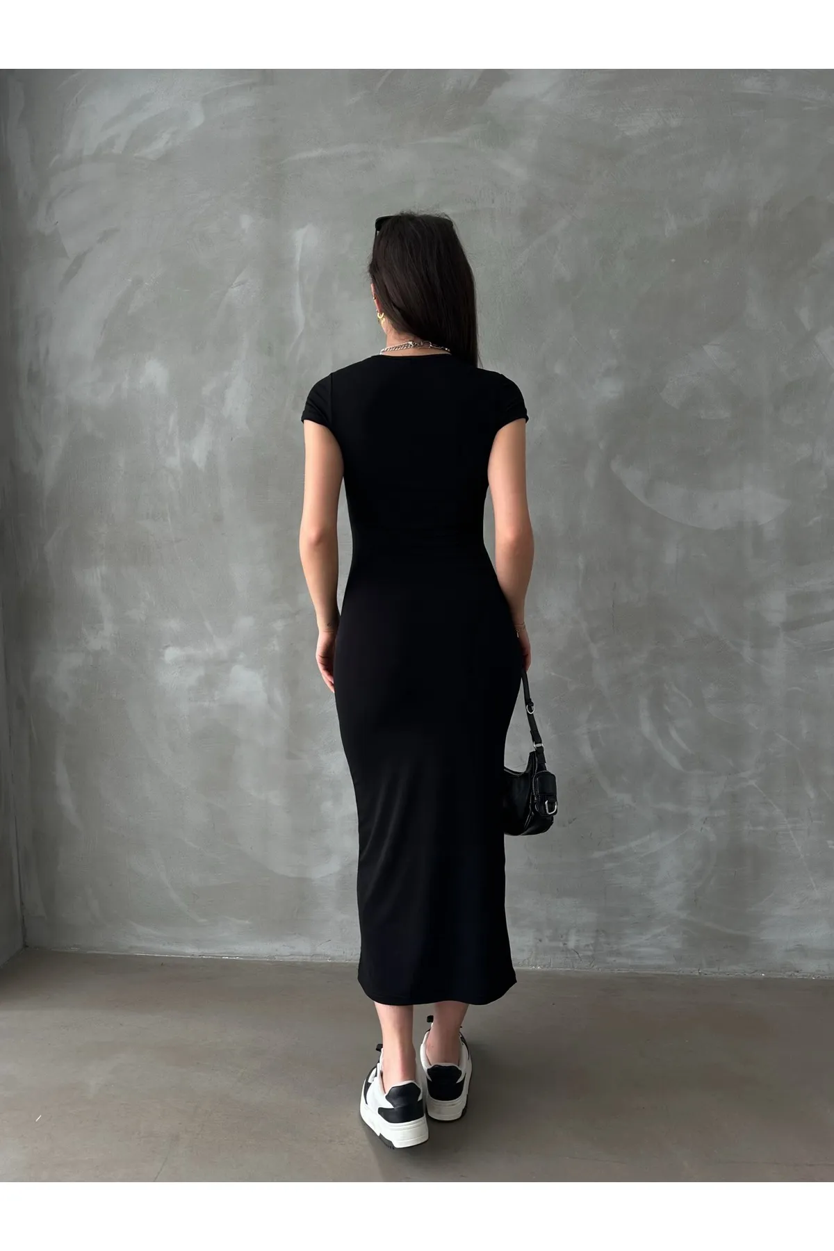 BEJNA  Schwarzes, flexibles langes Kleid mit Rundhalsausschnitt für Damen