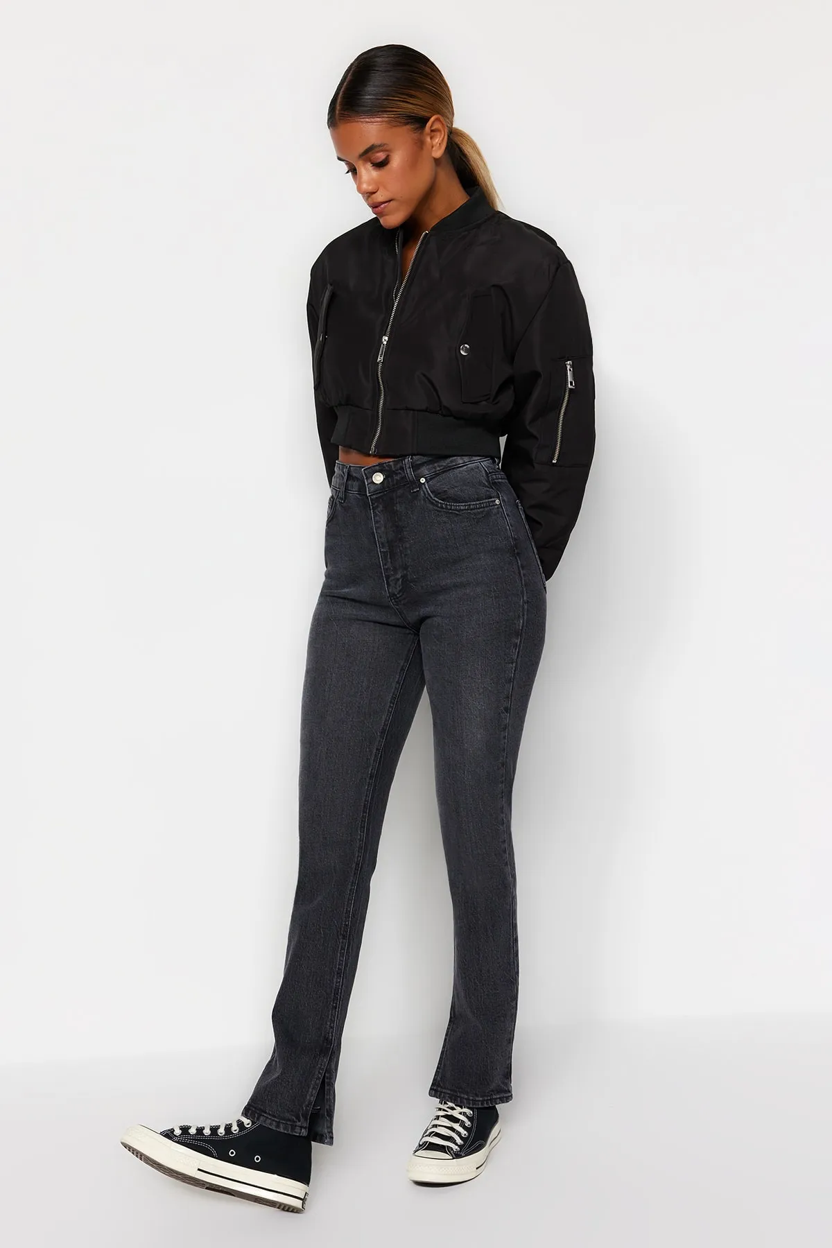 Trendyol Collection  Schwarze Jeans mit Schlitz und hoher Taille, gerader Schnitt, TWOSS22JE0430