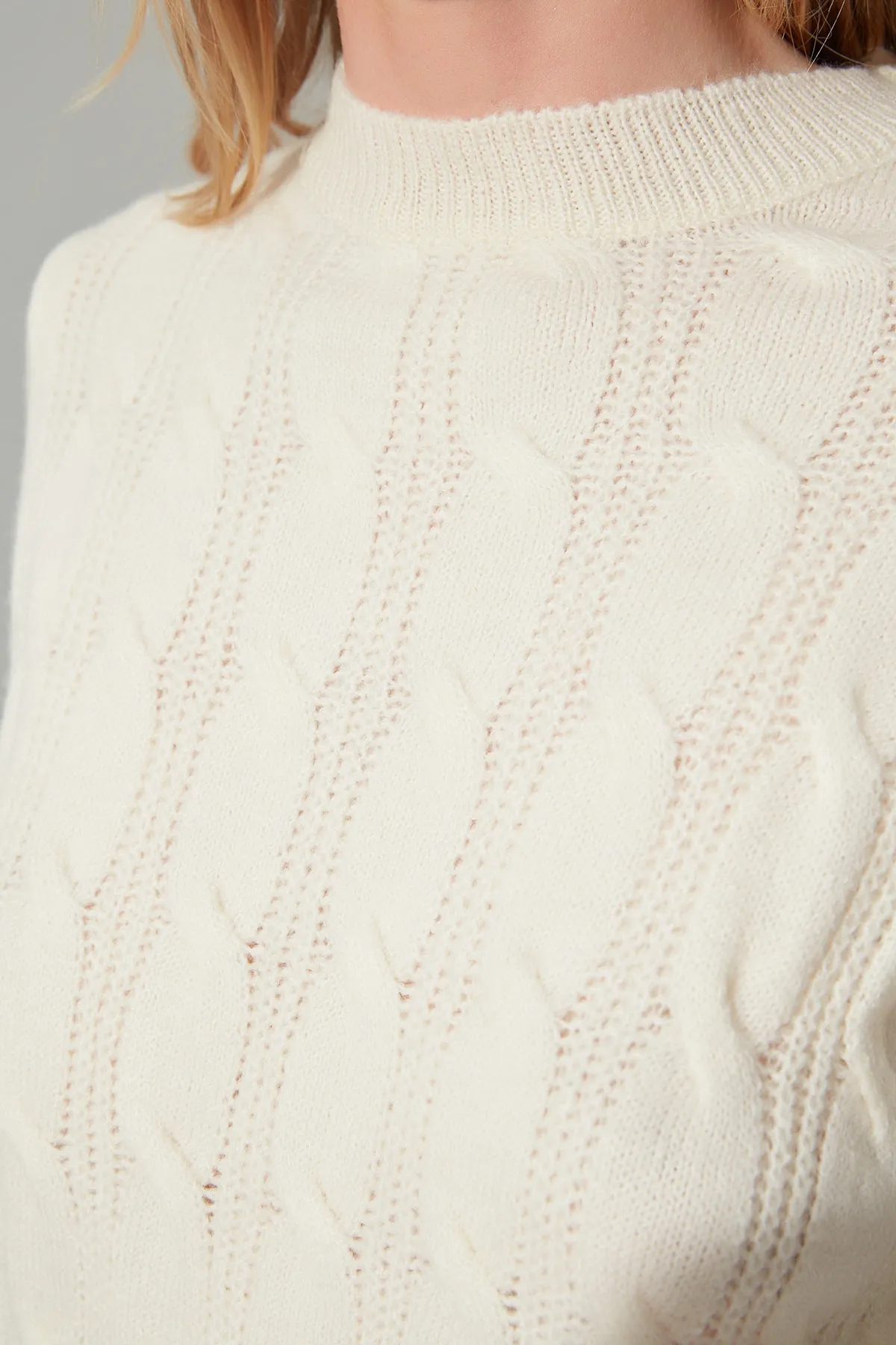Trendyol Collection  Ecrufarbener, detaillierter Strickpullover aus Wolle TWOAW23KZ01027