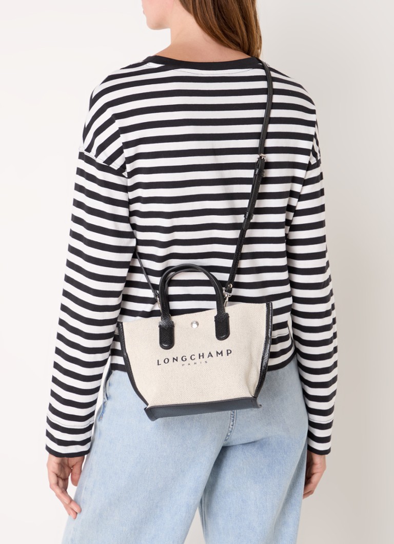 Geantă de umăr Longchamp Essential Canvas XS cu curea de umăr detașabilă.
