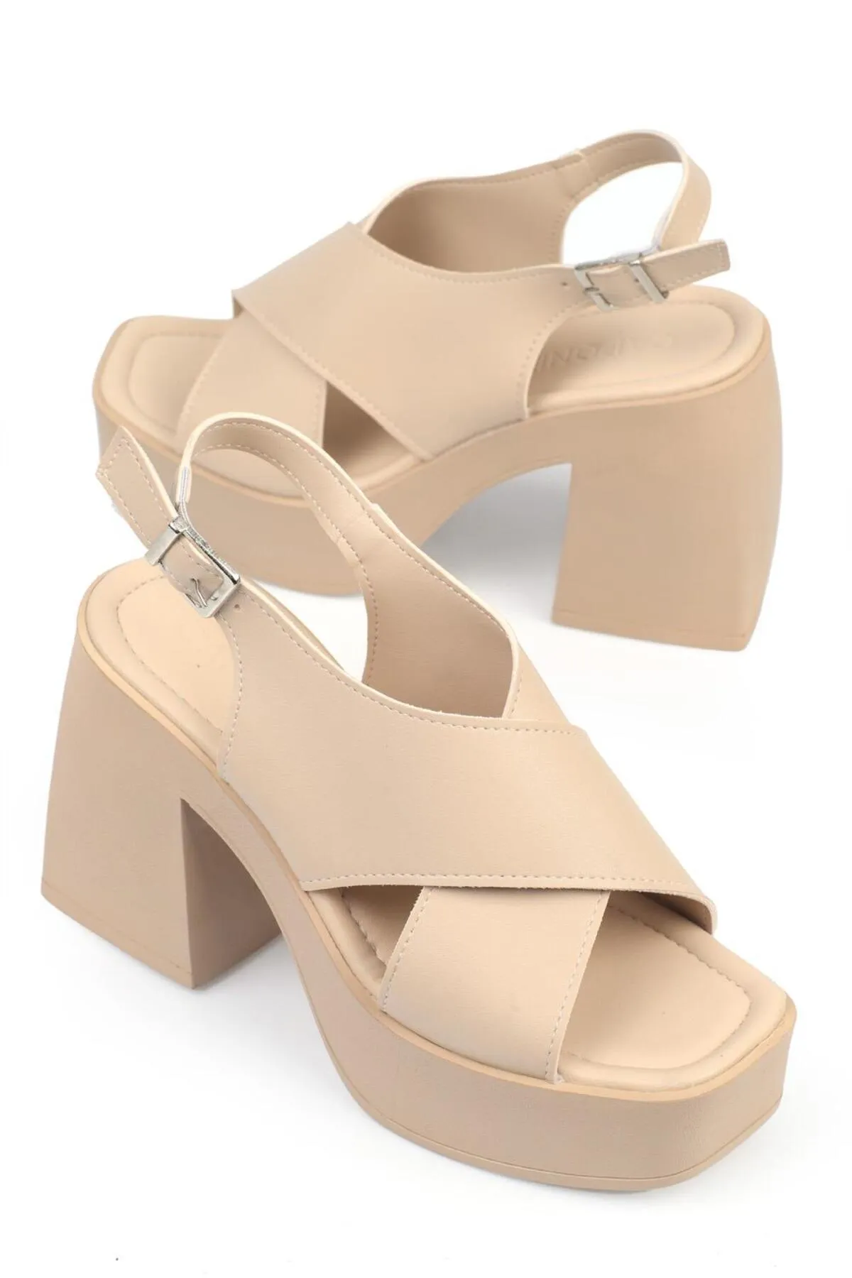 Capone Outfitters  Capone Blunt Toe Cross Wide Strap Plateau-Damensandalen mit Absatz in Beige