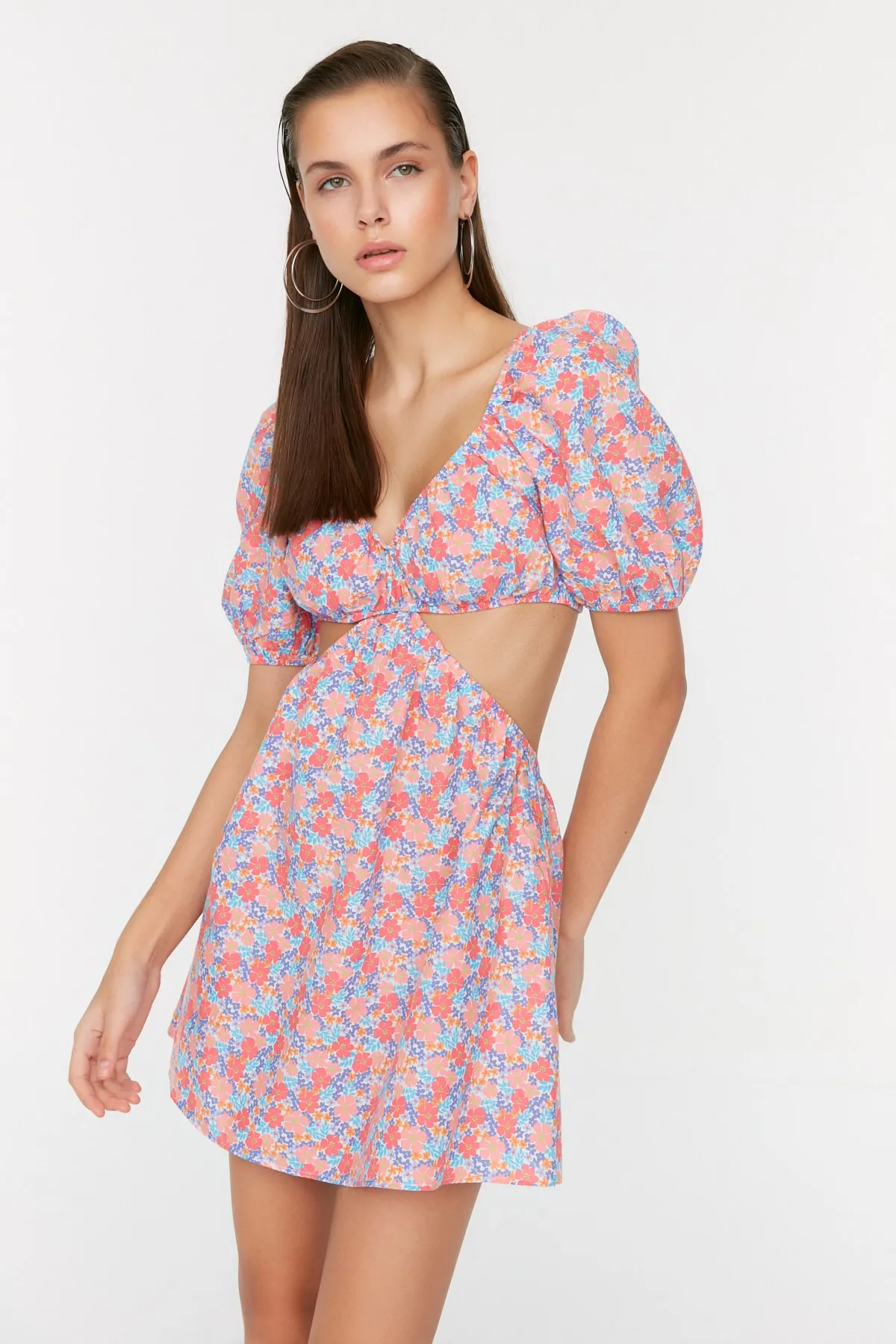 Trendyol Collection  Rosafarbenes, knuspriges Strandkleid mit Blumenmuster TBESS22EL1433