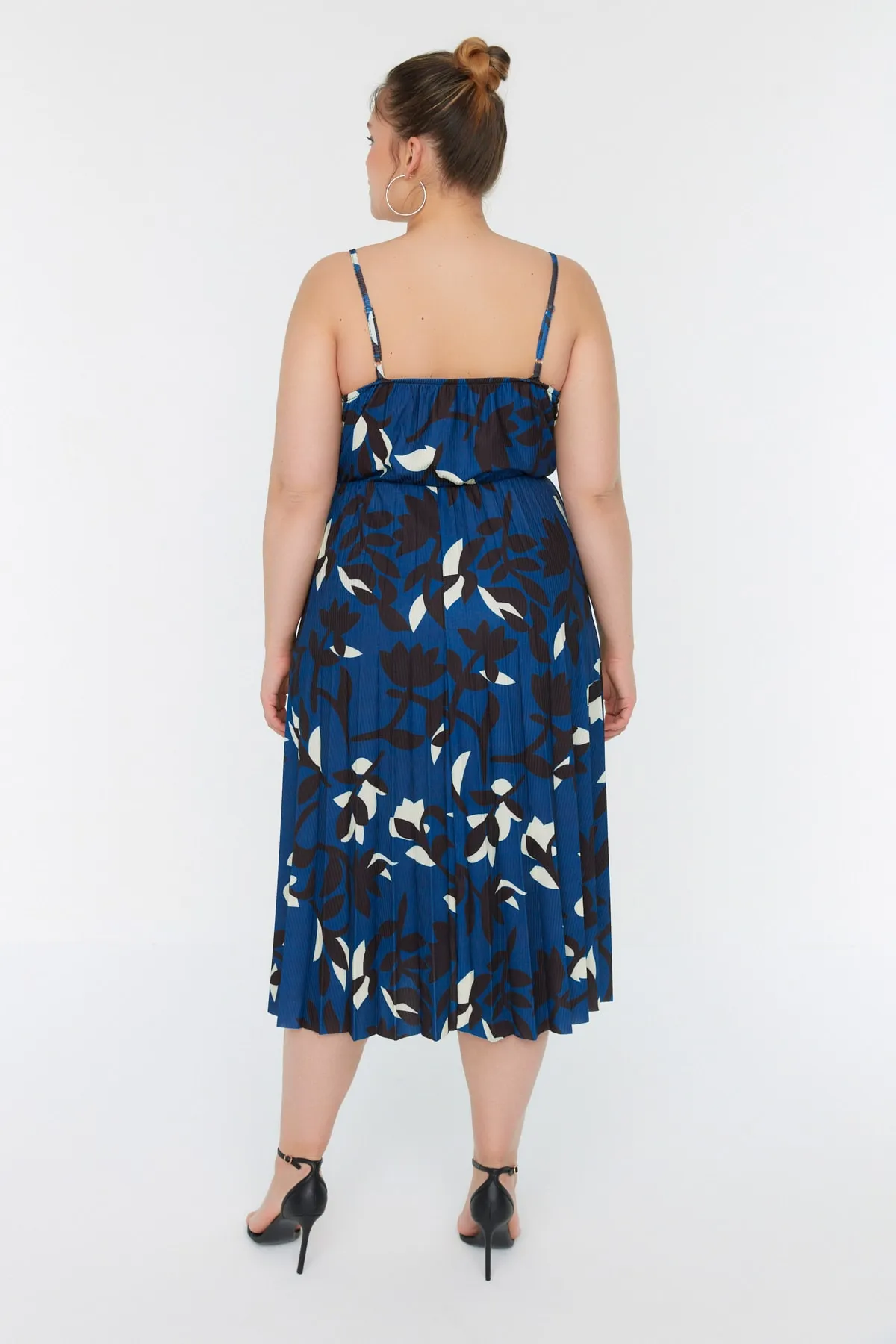Trendyol Curve  Blaues A-Linien-Strickkleid mit zweireihigem Kragen und Blumenmuster TBBSS22AH00000