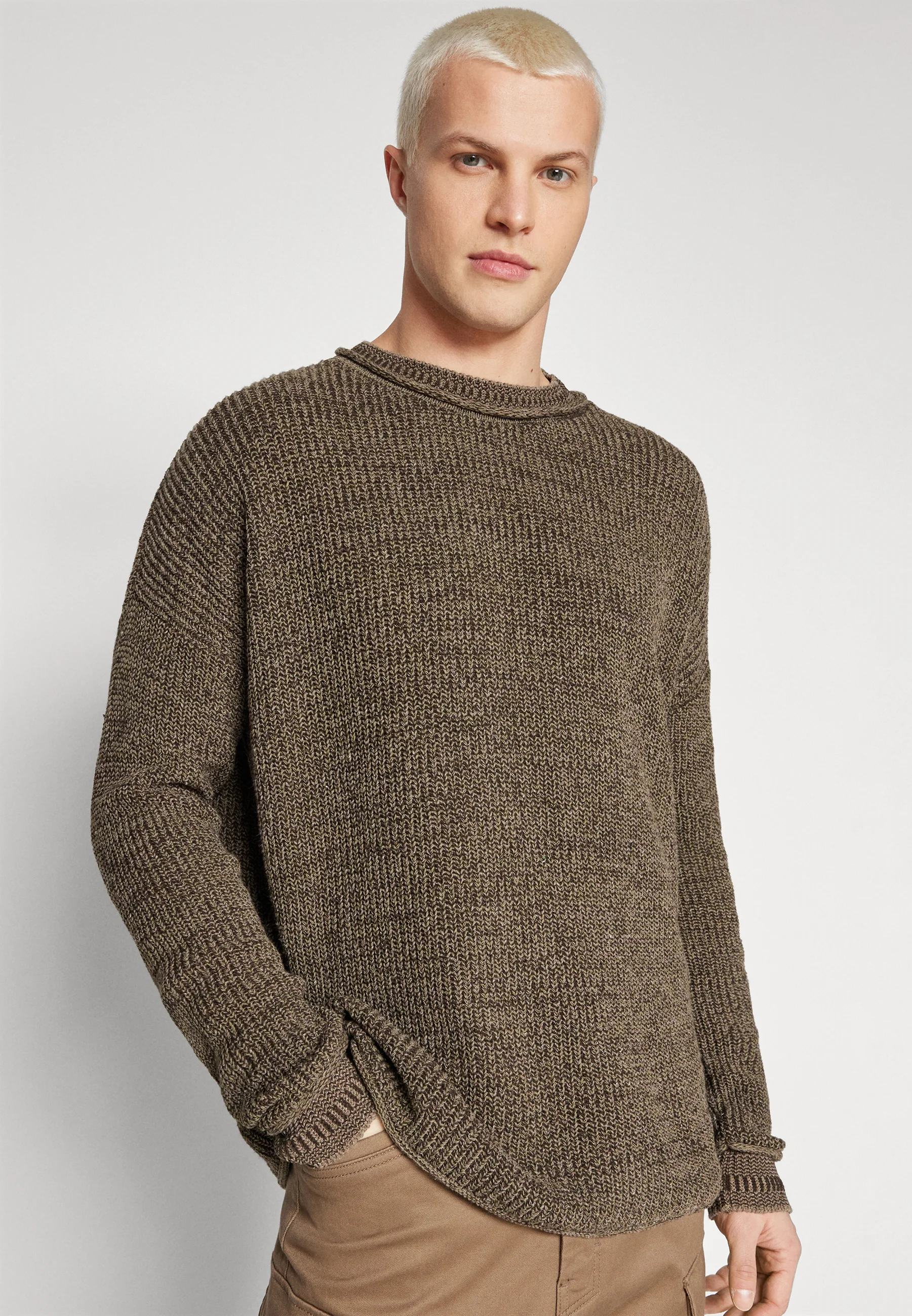 Suéter con cuello redondo trenzado de BDG Urban Outfitters