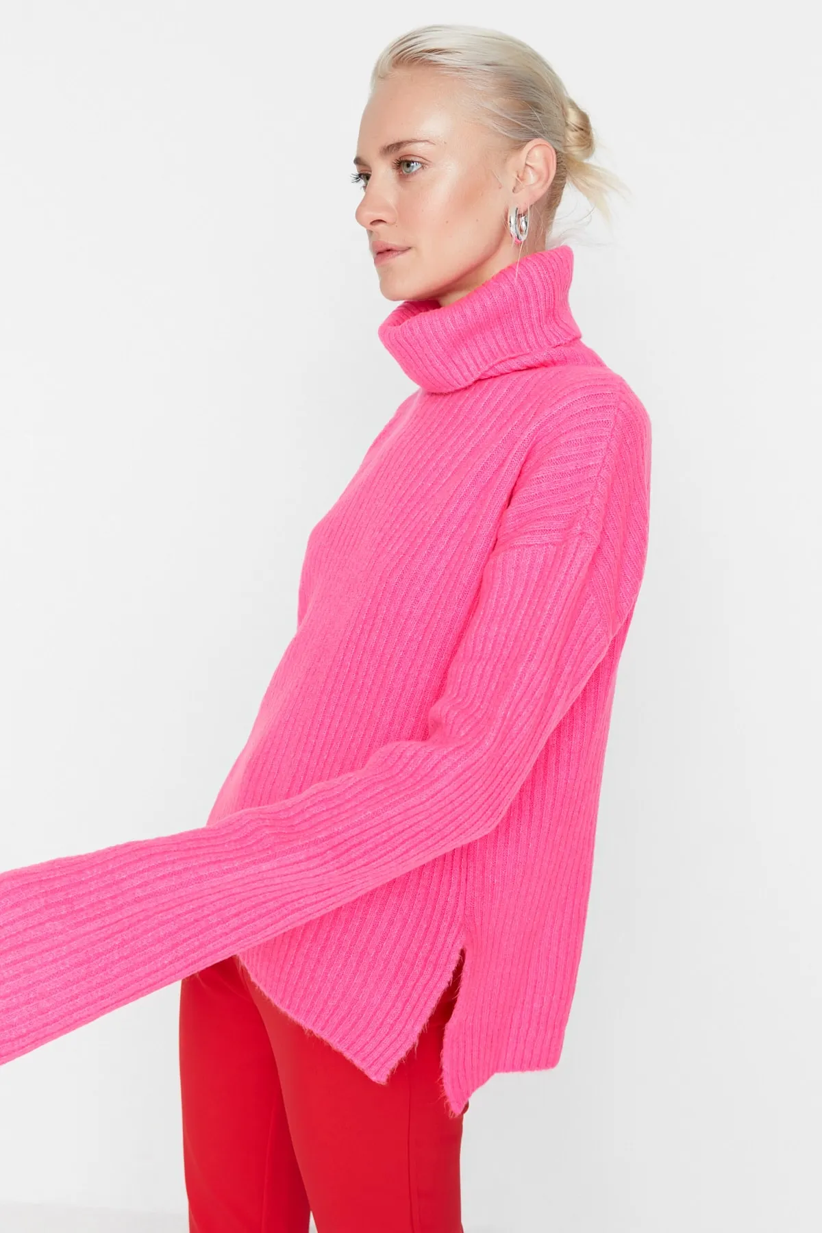 Trendyol Collection  Fuchsiafarbener Rollkragenpullover mit weicher Struktur und weiter Passform TWOAW23KZ0054