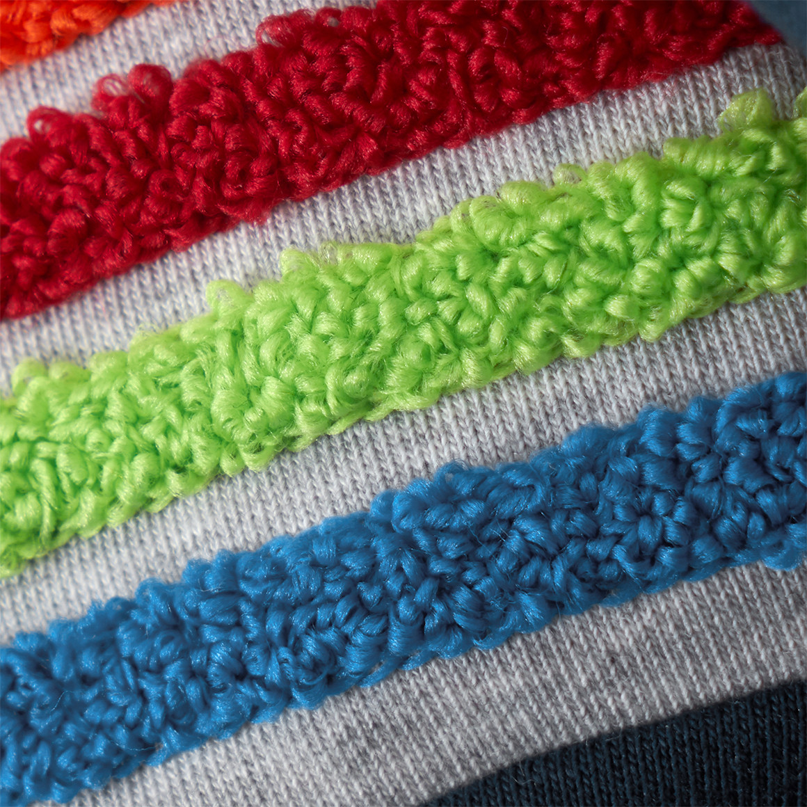 Kinder Hoodie mit bunter Frottee-Applikation
