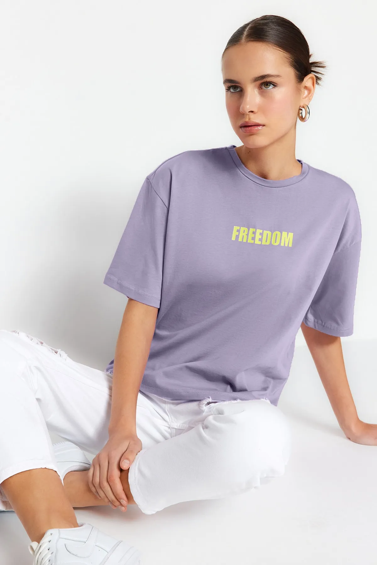 Trendyol Collection  Lilafarbenes Strick-T-Shirt mit Rundhalsausschnitt, Slogan-Aufdruck, 100 % Baumwolle, entspannte/bequeme Passform, TWOSS21TS0316
