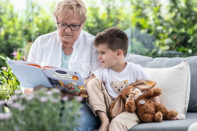 Lesebuch Mein liebstes Kuscheltier und ich: Theo übernachtet bei Oma und Opa, 26 cm, mehrfarbig