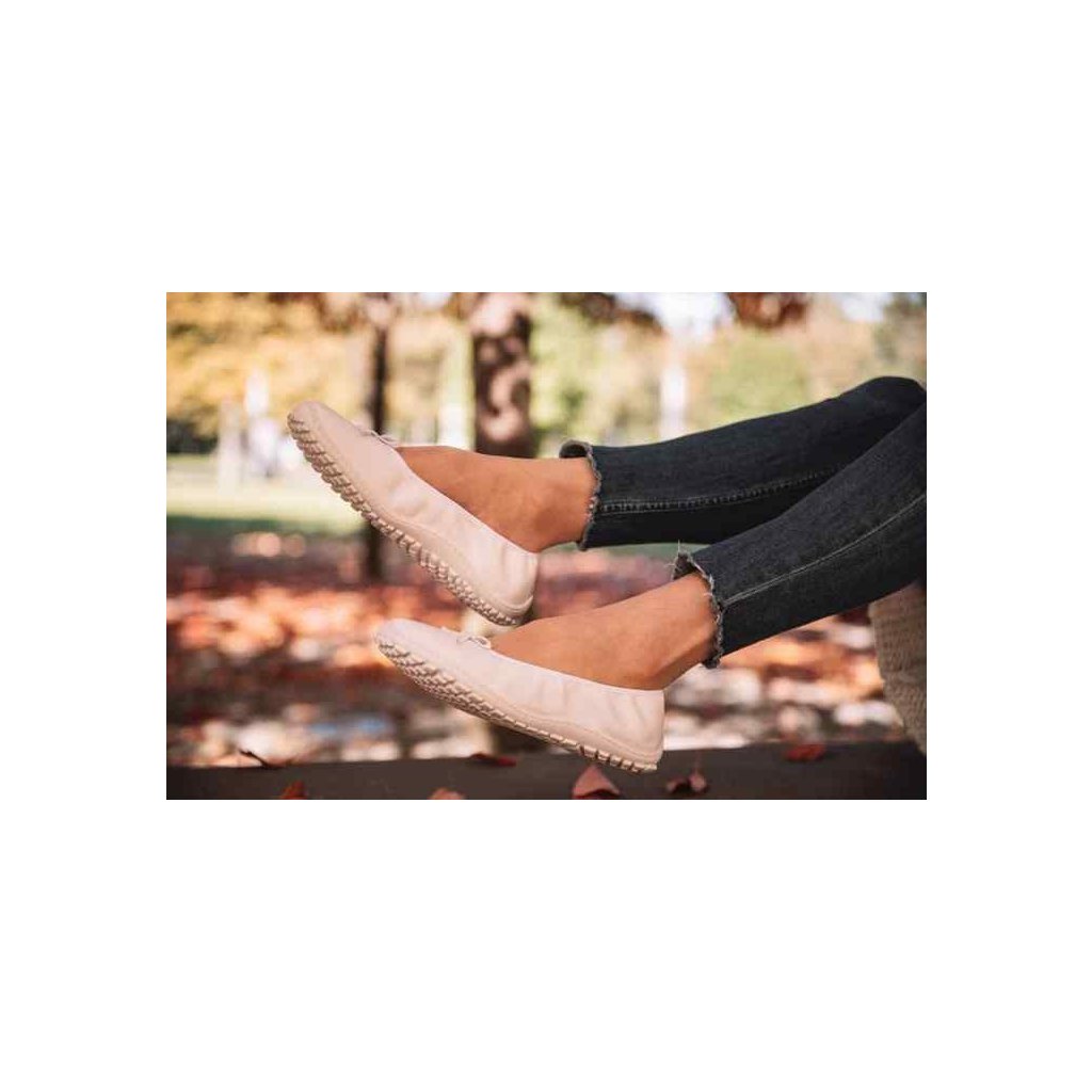 Zaqq Suqar White Barfußballerinas