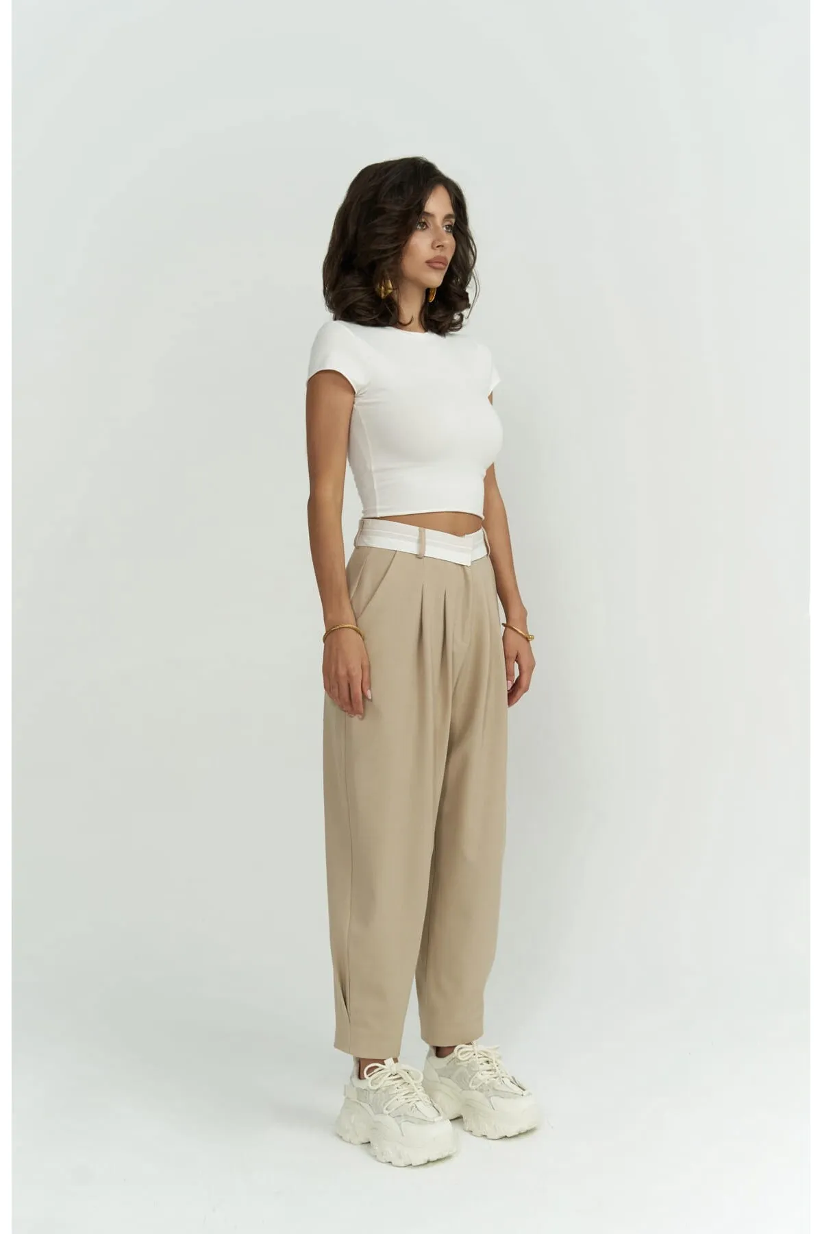 MAİ COLLECTİON  Patrice – Hose mit umgekehrtem Gürtel in Beige