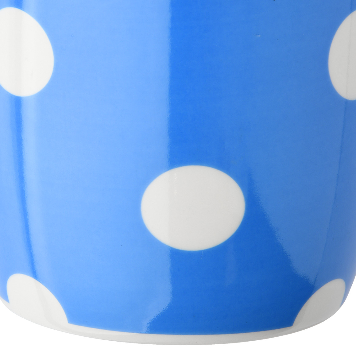 Tasse mit weißen Punkten
