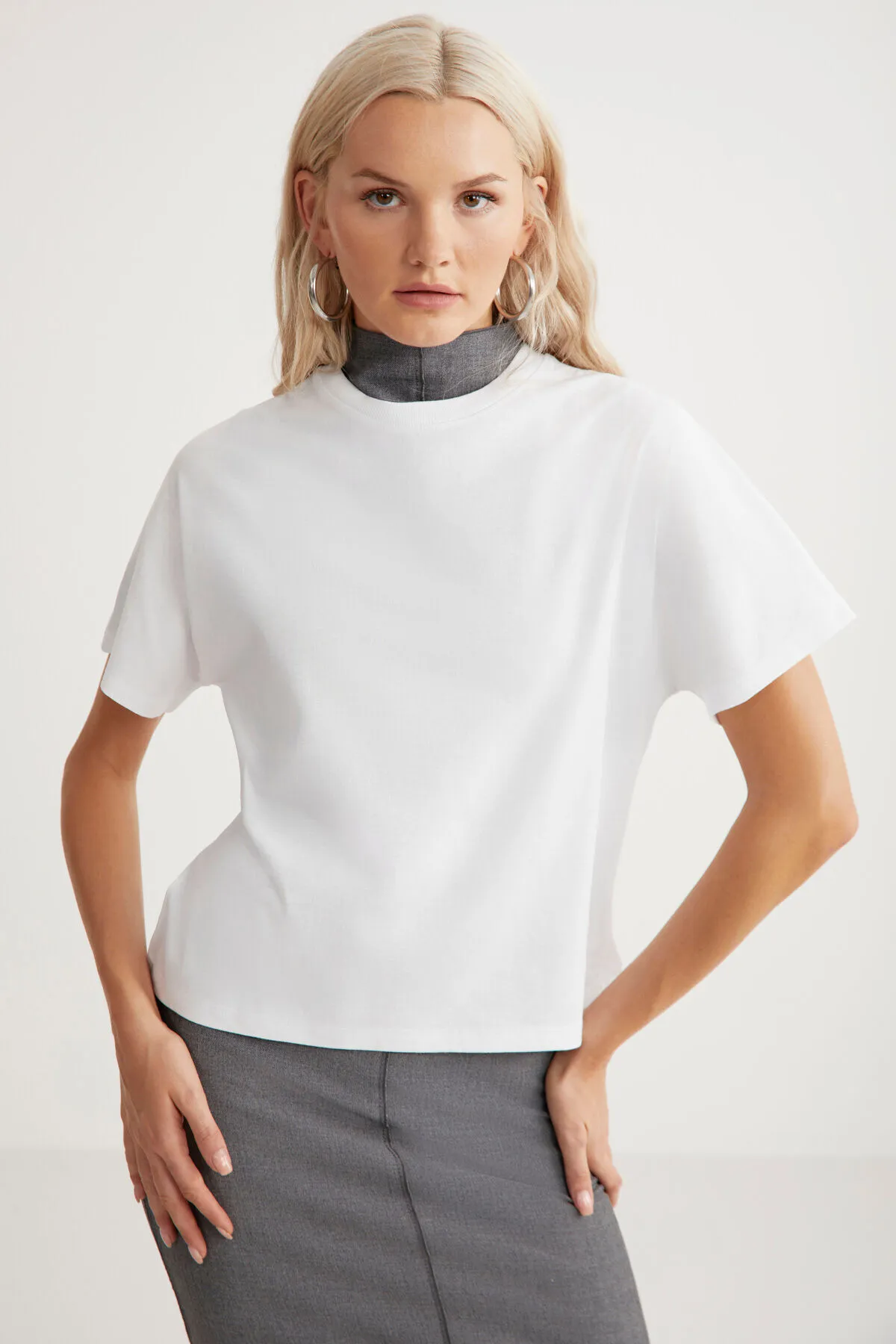 GRIMELANGE  Lottie Damen-T-Shirt mit regulärer Passform und Rundhalsausschnitt aus 100 % Baumwolle in Weiß