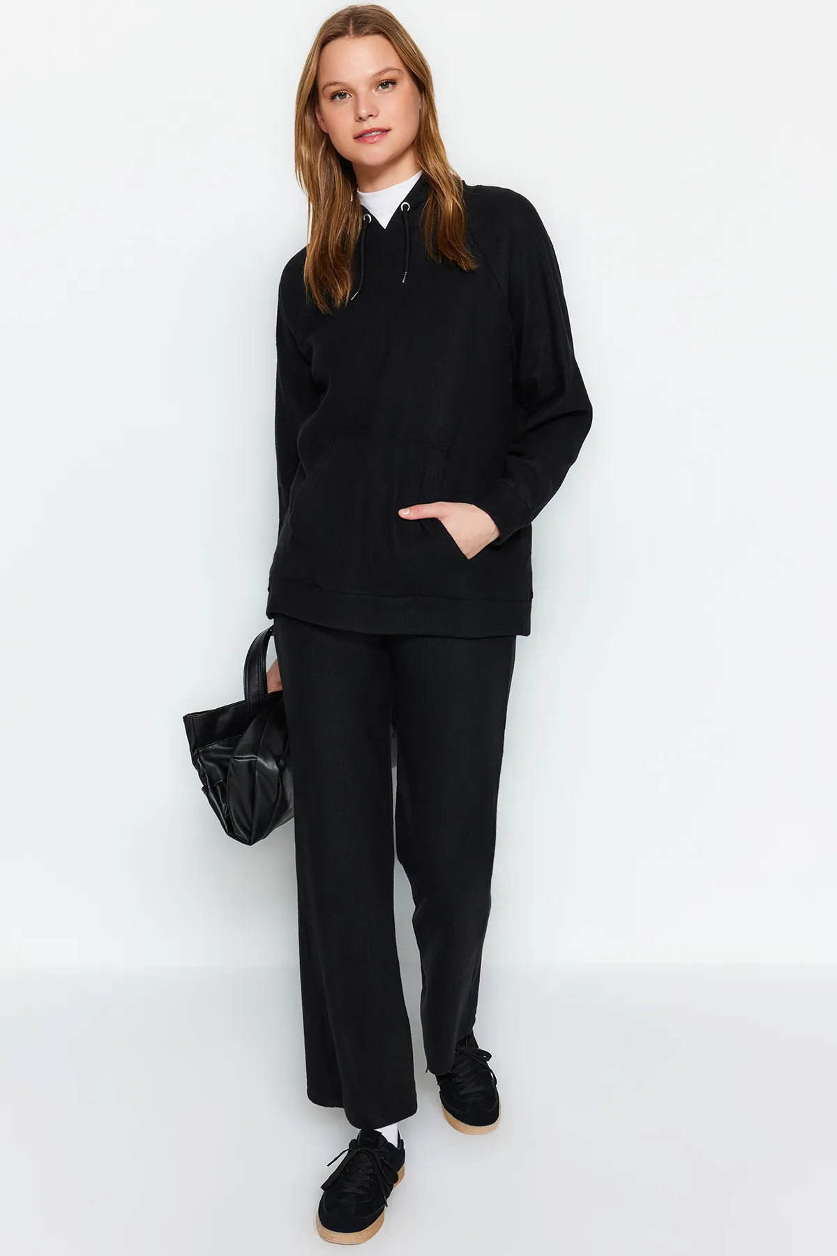 Trendyol Modest  Schwarzes Sweatshirt-Hose-Set mit Kapuze und Unterteil aus Strick TCTAW24AU00002
