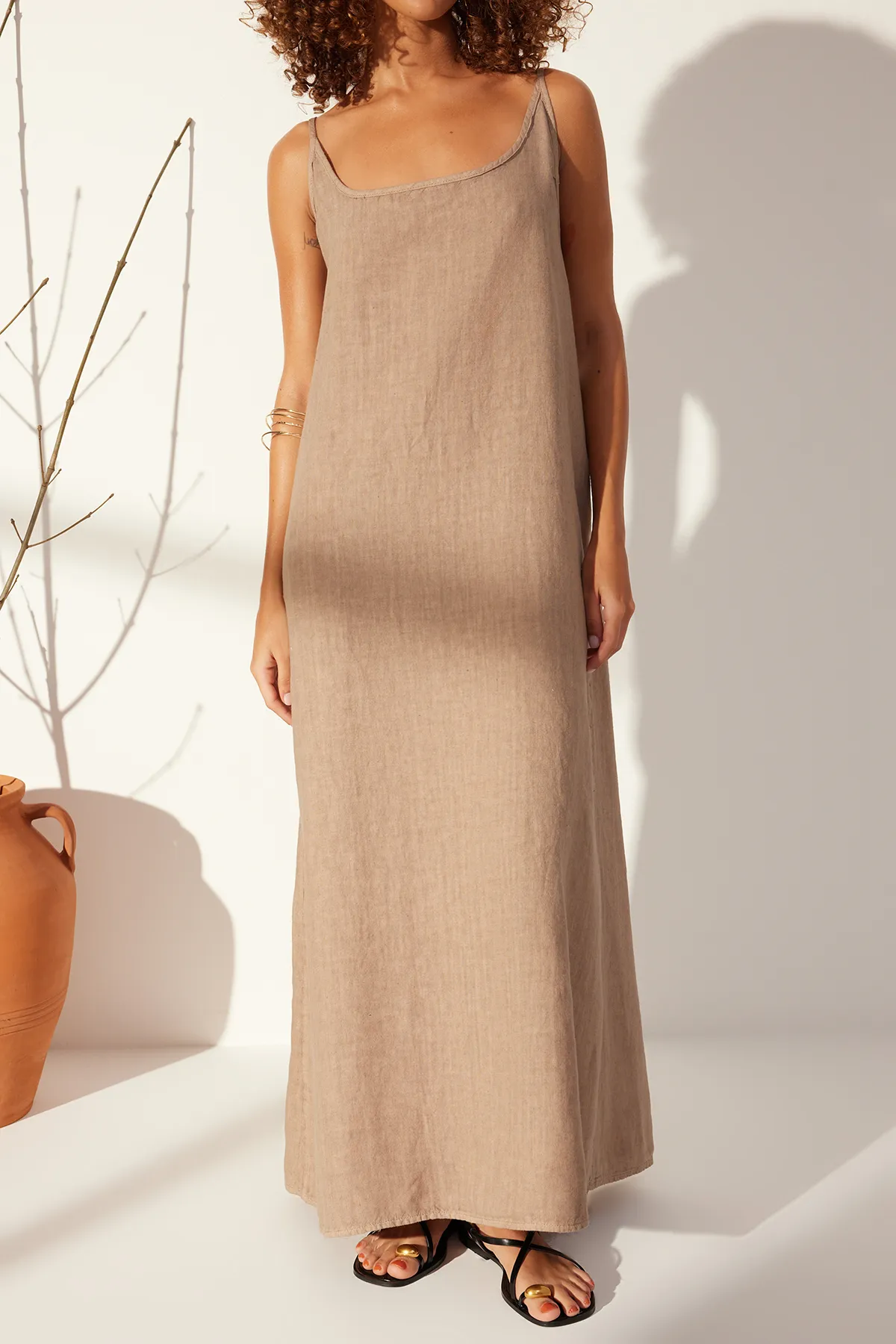 Trendyol Collection  Braunes Maxikleid aus 100 % Leinen mit detaillierter Rückseite TWOSS24EL00668