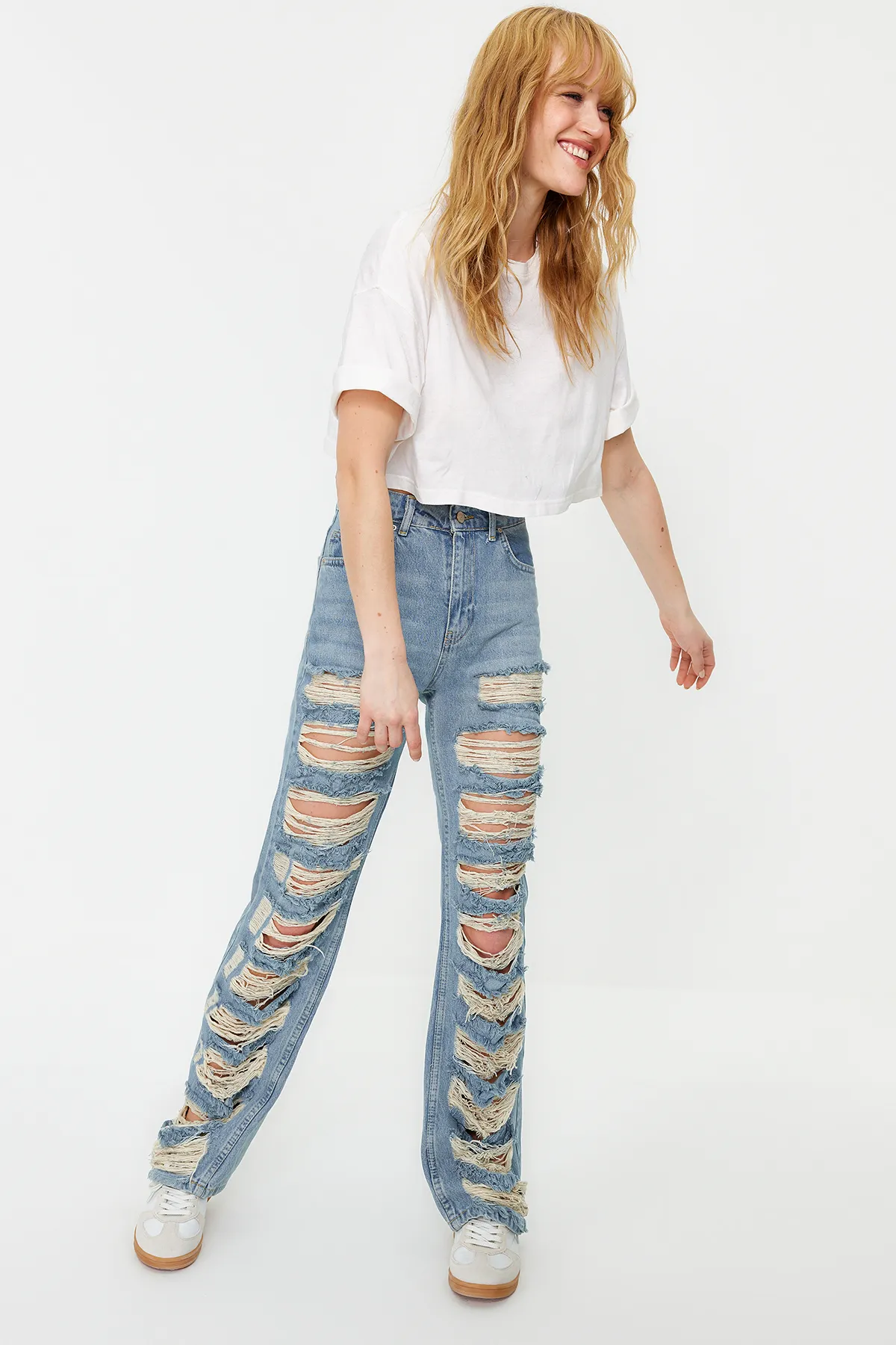 Trendyol Collection  Blaue zerrissene Jeans mit weitem Bein und hoher Taille TWOSS24JE00015