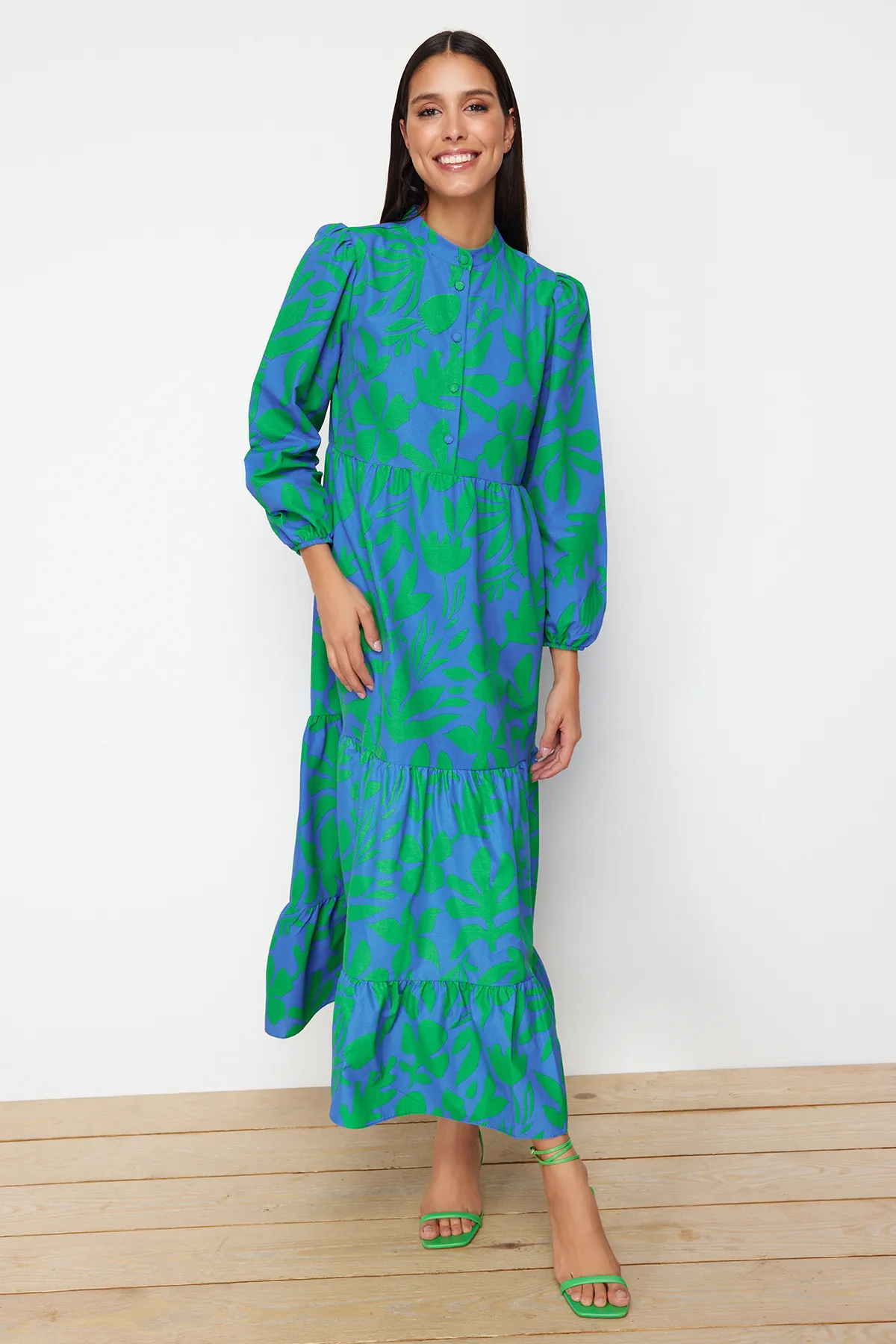 Trendyol Modest  Blaues gemustertes Kleid aus gewebter Baumwolle mit halber Knopfleiste und weiter Passform TCTSS23EB00222