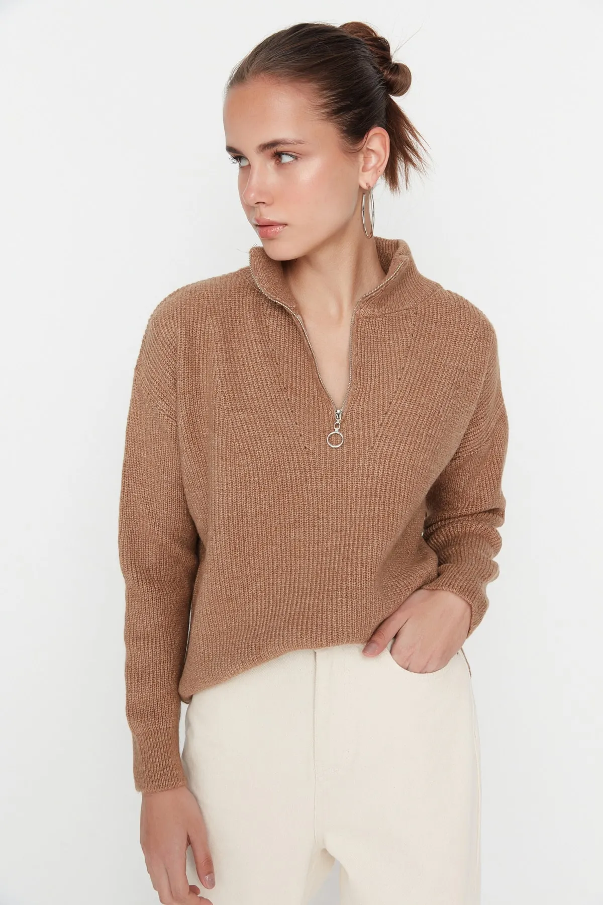 Trendyol Collection  Kamelfarbener Strickpullover mit weicher Struktur und Reißverschluss TWOAW20XS0009