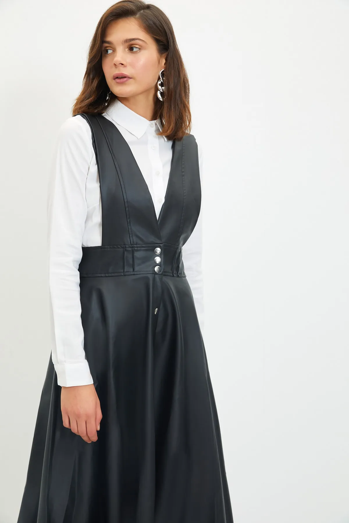 Trendyol Collection  Schwarzes, tailliertes, gewebtes Midi-Kleid in Gilet-Optik in Lederoptik TWOSS20EL1330
