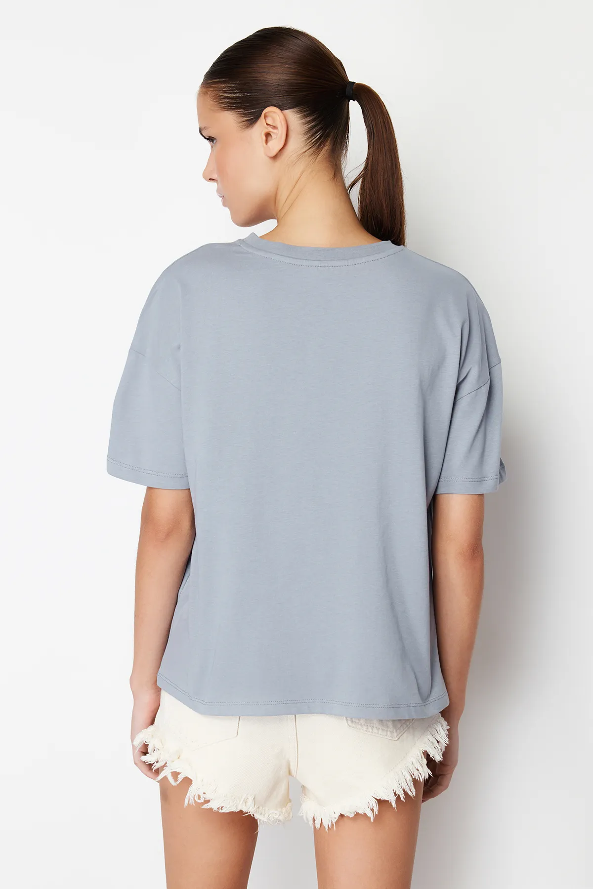 Trendyol Collection  Graues, locker geschnittenes, gestricktes T-Shirt aus 100 % Baumwolle mit Slogan-Aufdruck TWOSS19GH0034