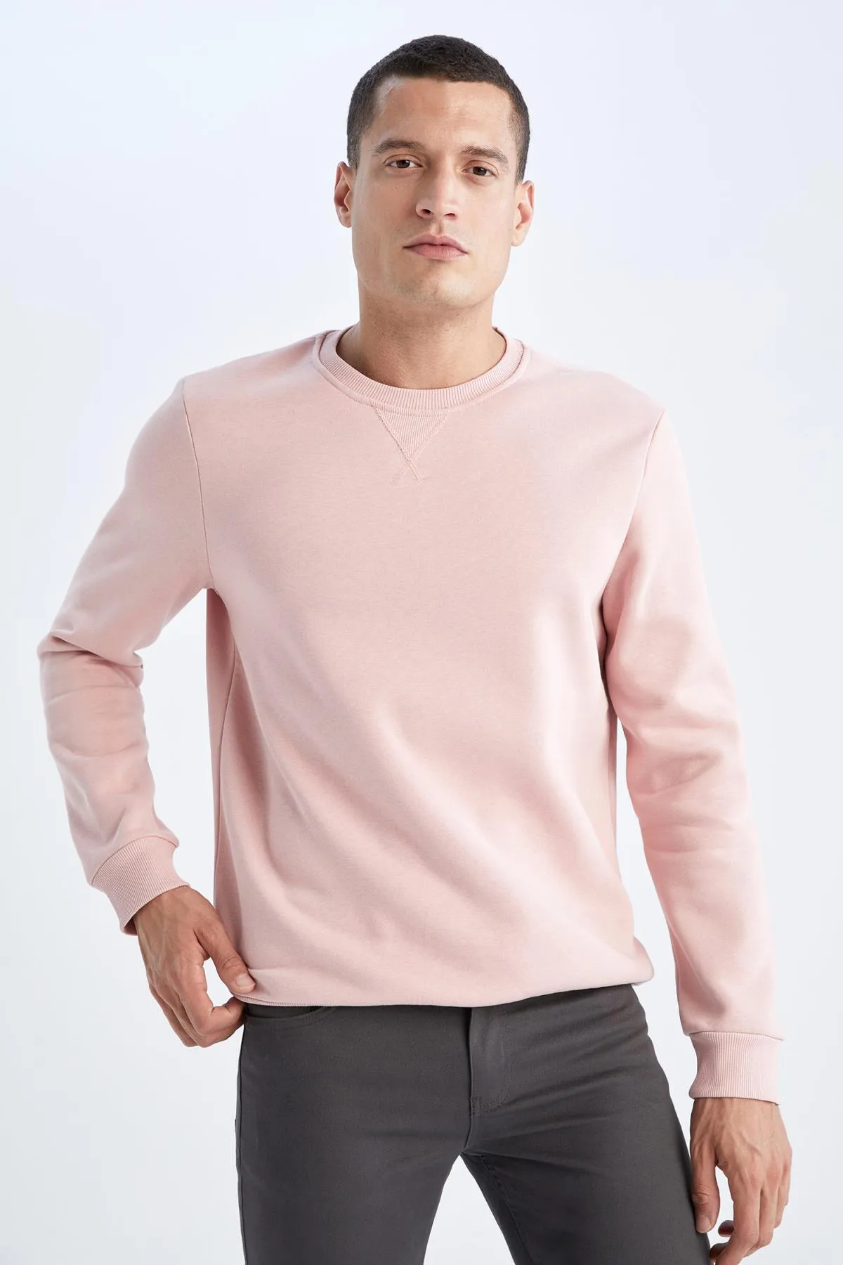 DeFacto  Basic-Sweatshirt aus Baumwolle mit normaler Passform und Rundhalsausschnitt