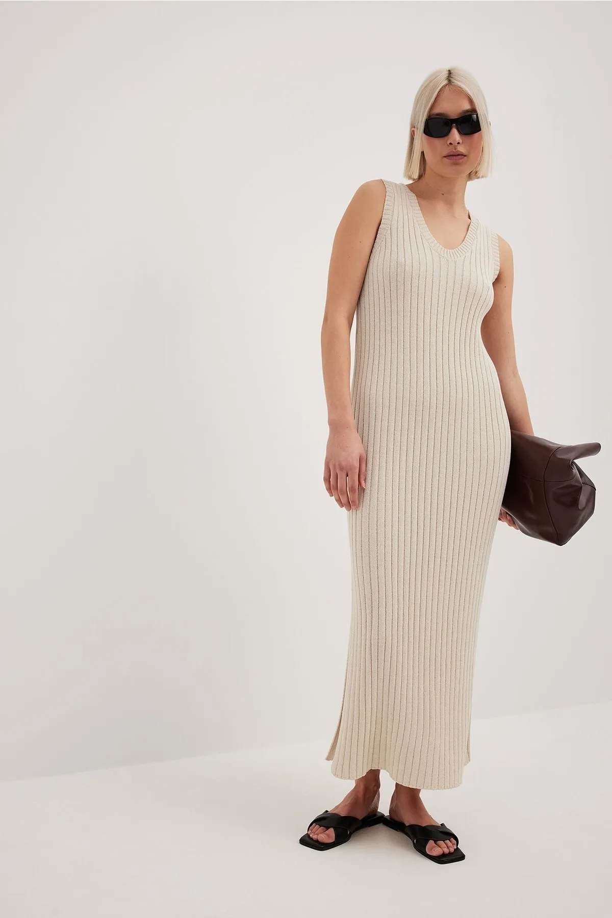 NA-KD  Rippstrick-Midikleid mit V-Ausschnitt