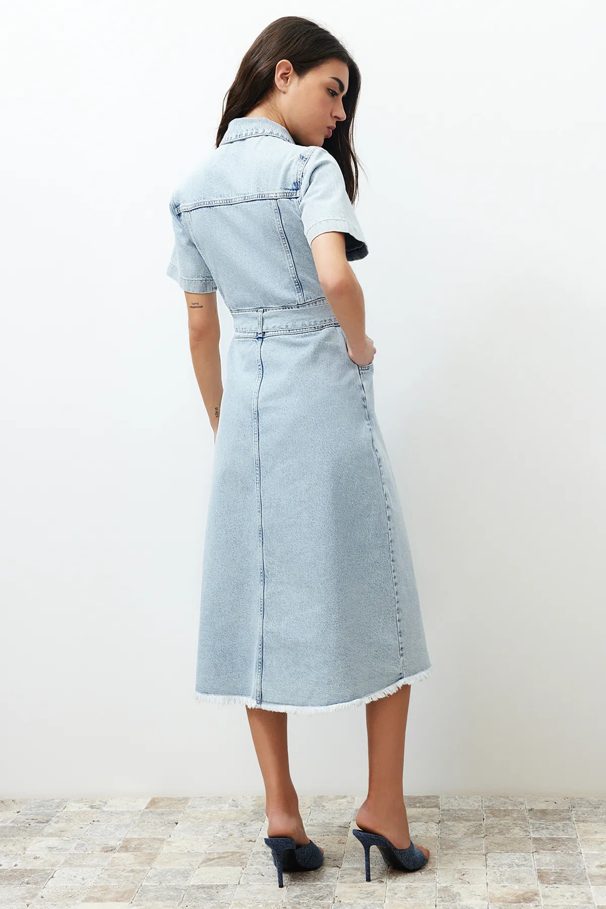 Trendyol Collection  Blaues Maxi-Jeanskleid mit Gürtel TWOSS24EL00377