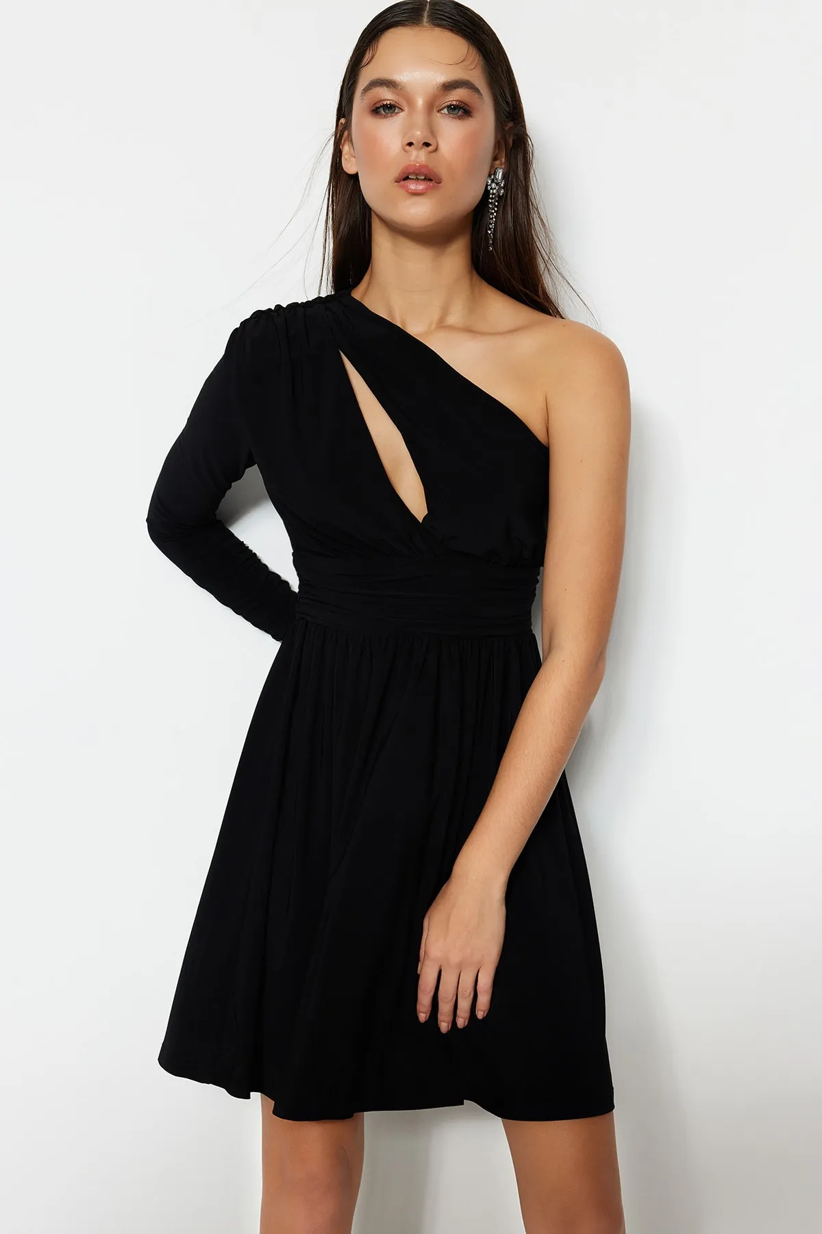 Trendyol Collection  Schwarzes, elegantes Abendkleid mit offener Taille/Skater-Fenster/ausgeschnittenem Strickdetail TPRSS23EL00032