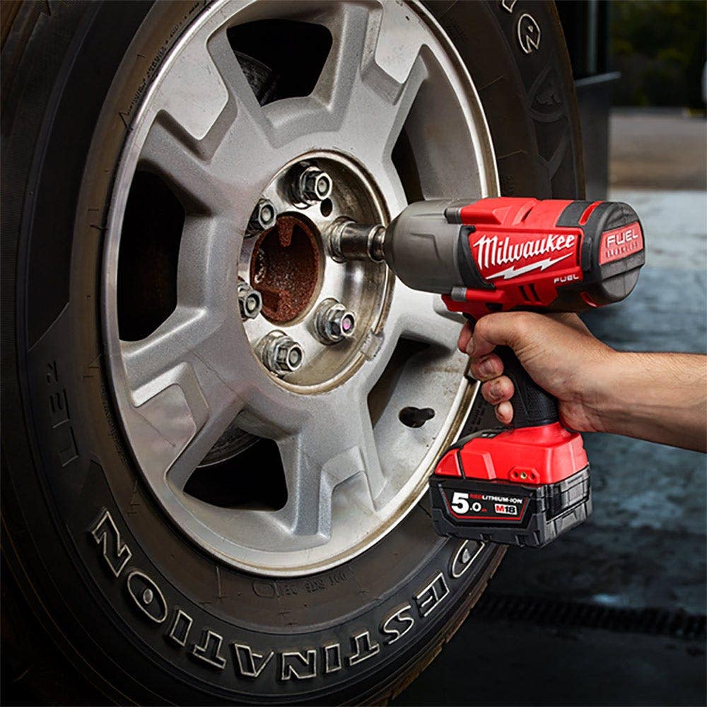 MILWAUKEE 18V FUEL™ 2x5.0Ah 1/2" High Torque Impact Wrench Kit M18FHIWF12-502C