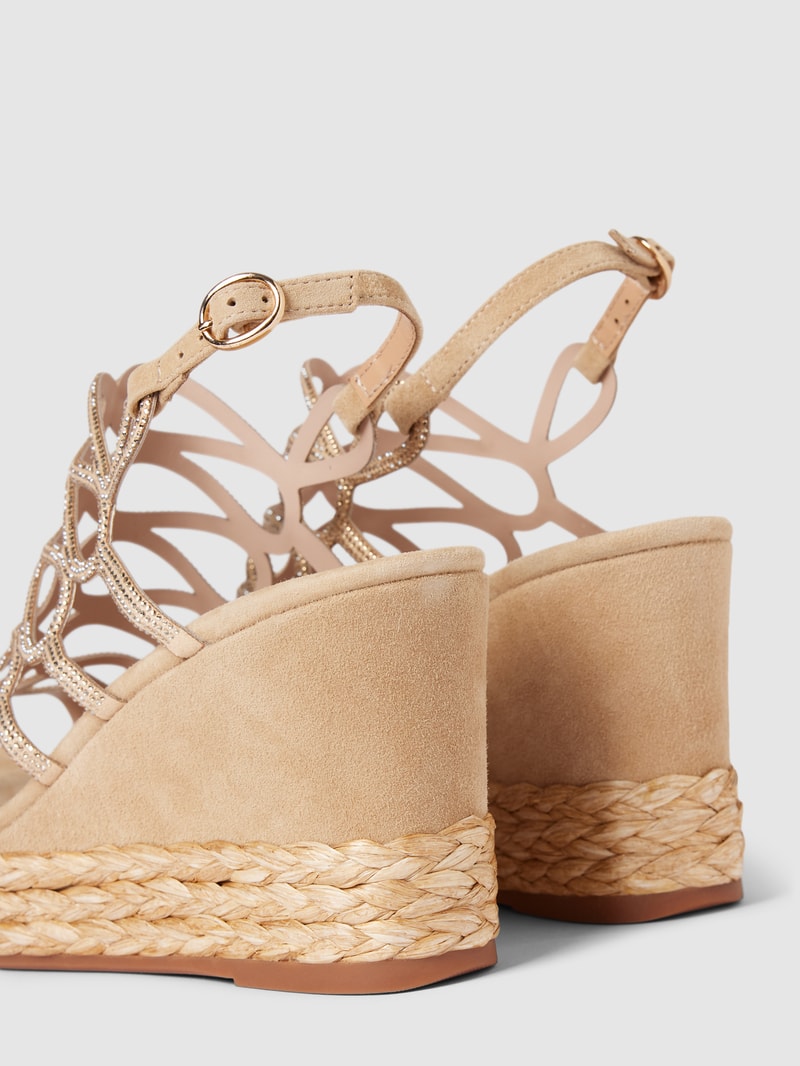 Wedges mit Strasssteinbesatz in sand